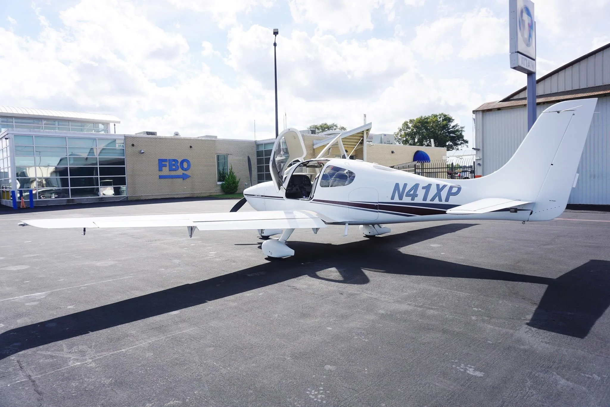 Exterior view of a 2002 CIRRUS SR22, N41XP.