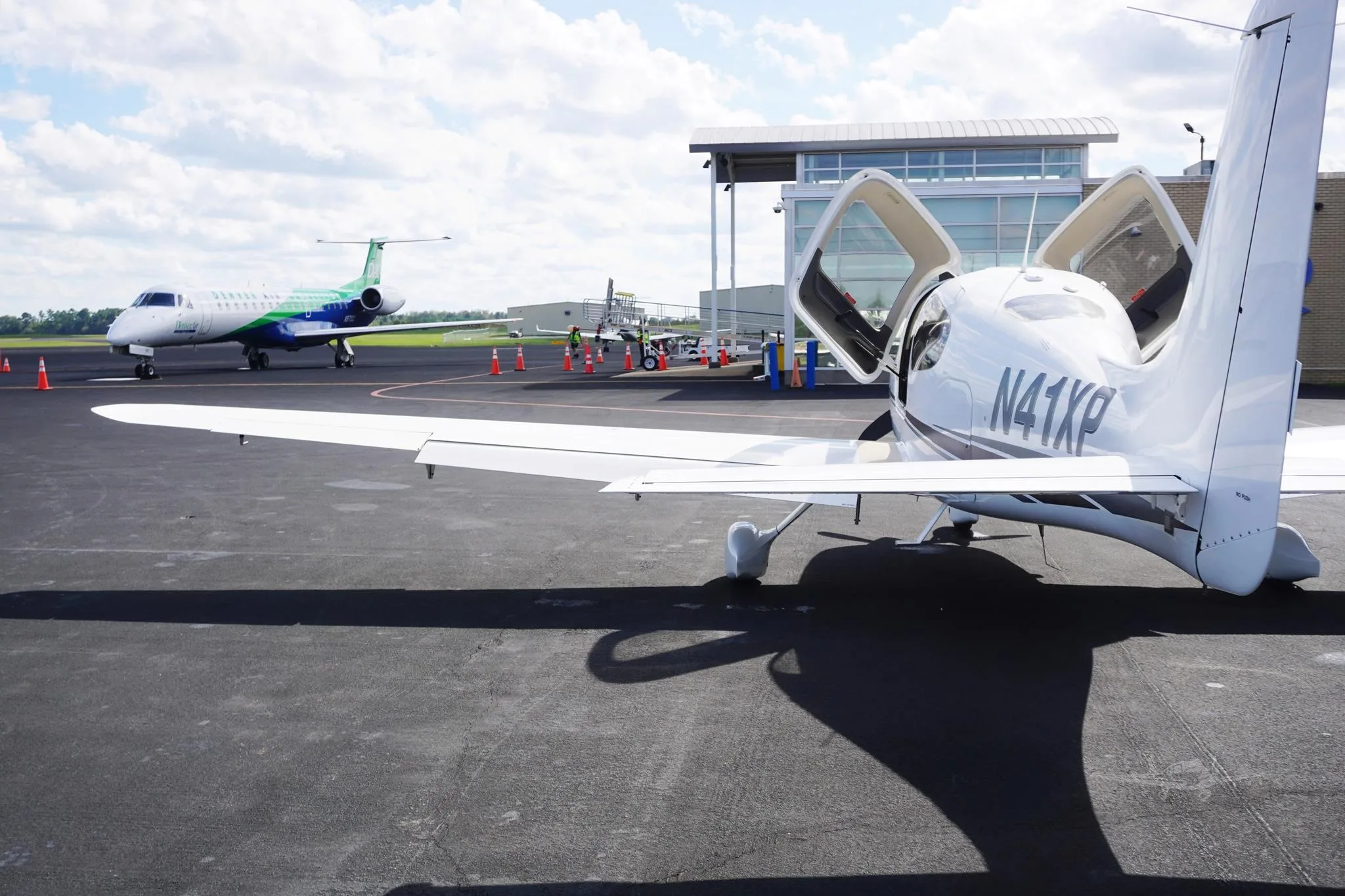 Exterior view of a 2002 CIRRUS SR22, N41XP.
