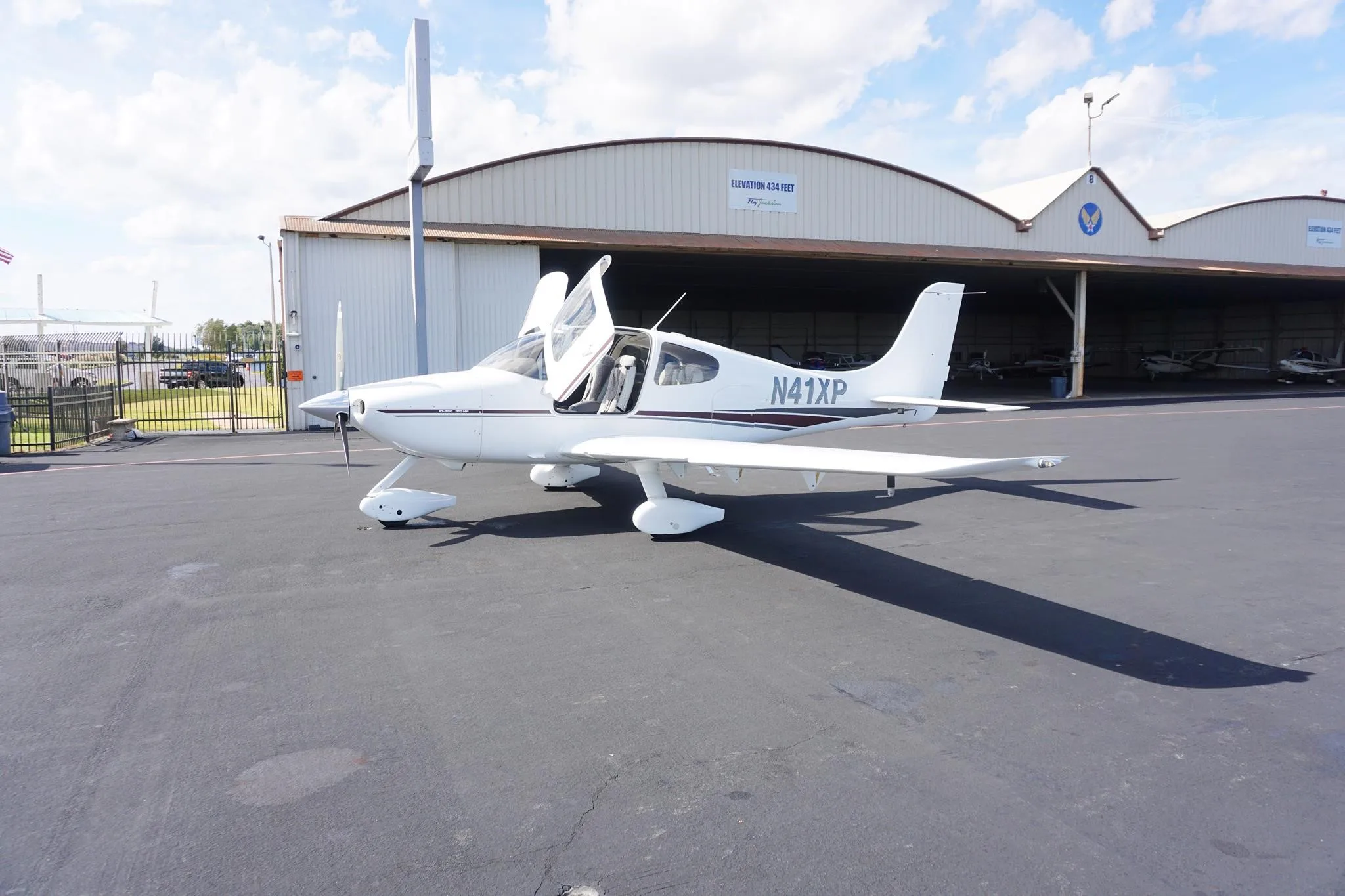 Exterior view of a 2002 CIRRUS SR22, N41XP.