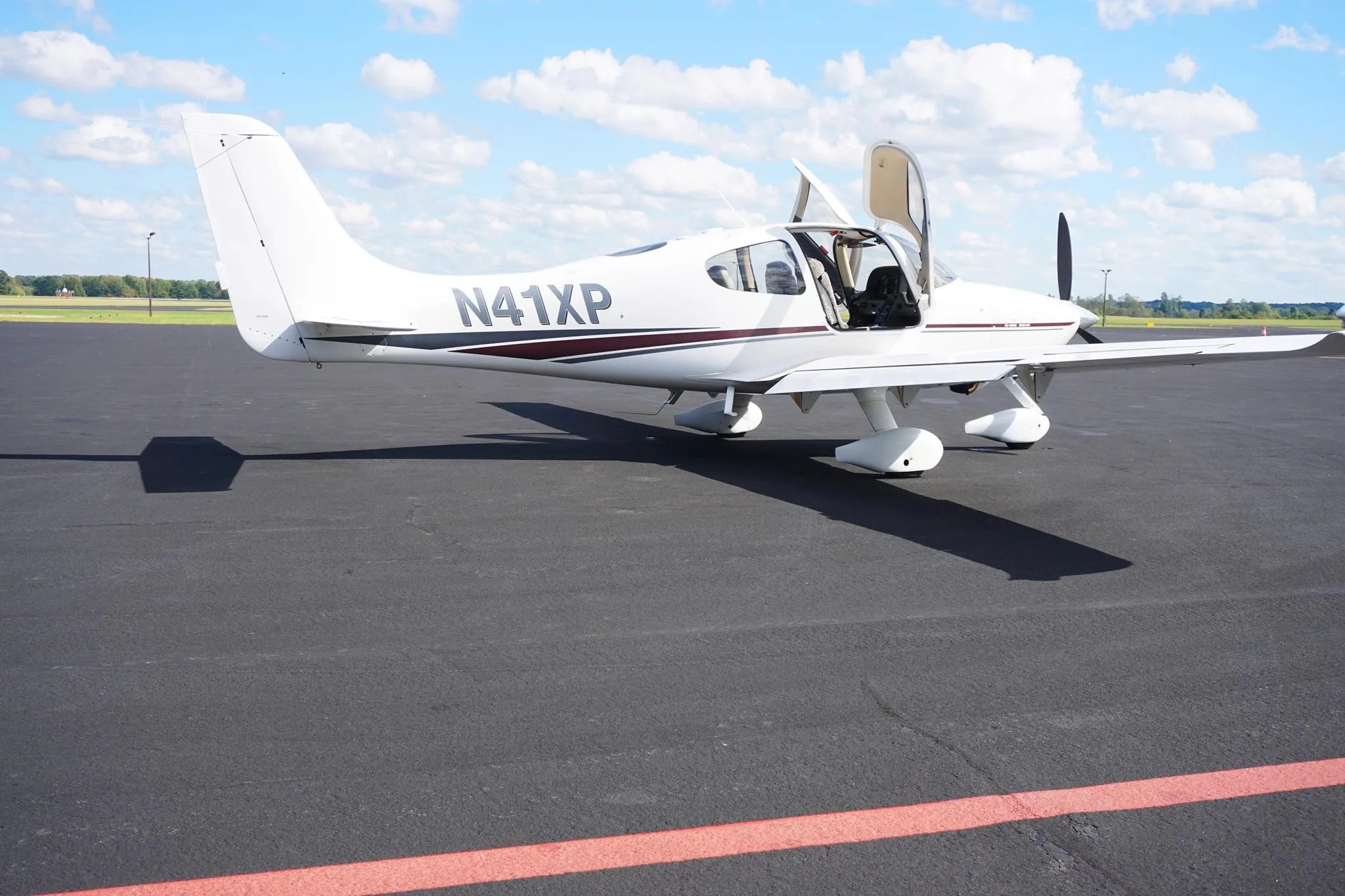 Exterior view of a 2002 CIRRUS SR22, N41XP.