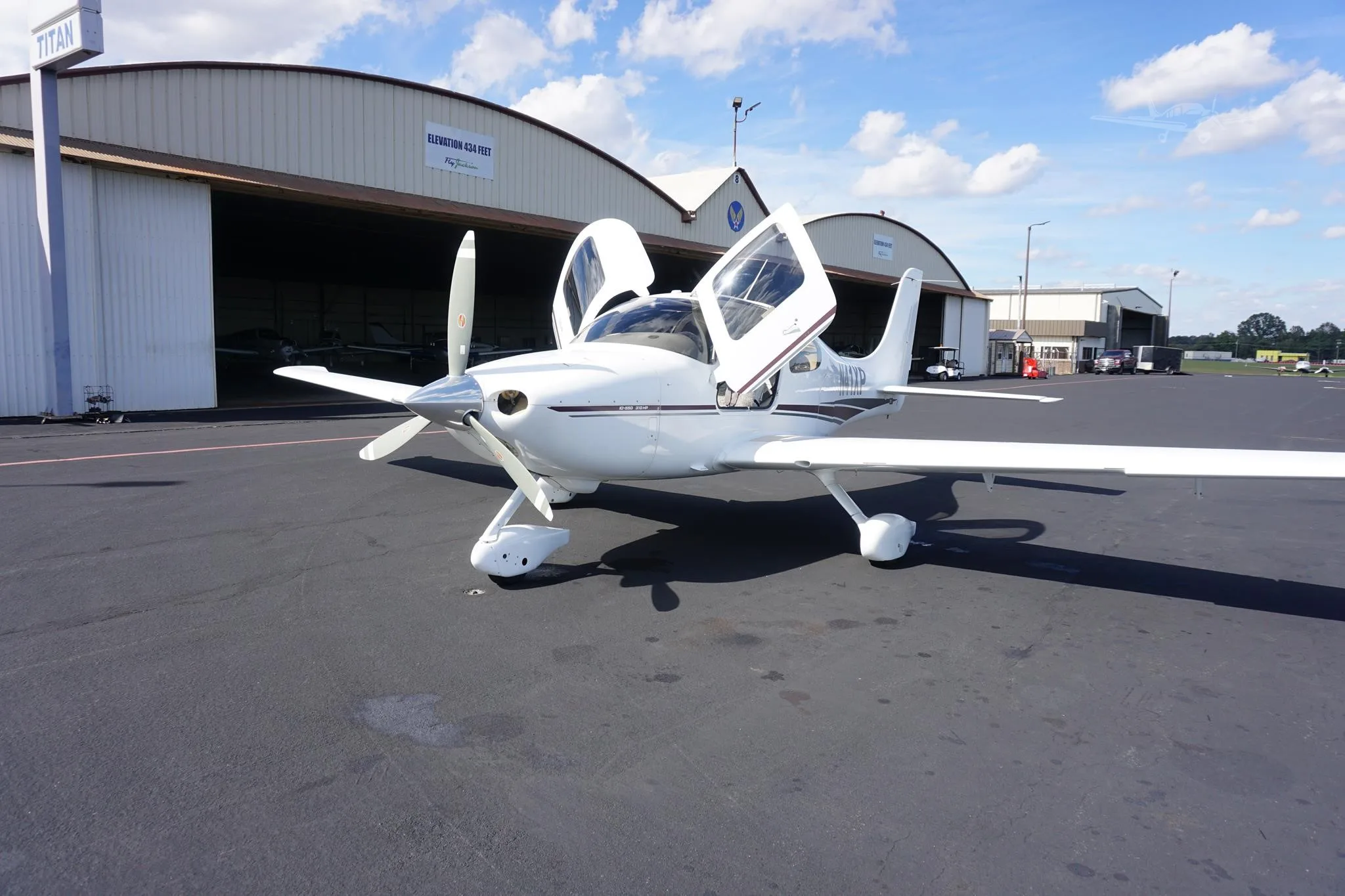 Exterior view of a 2002 CIRRUS SR22, N41XP.