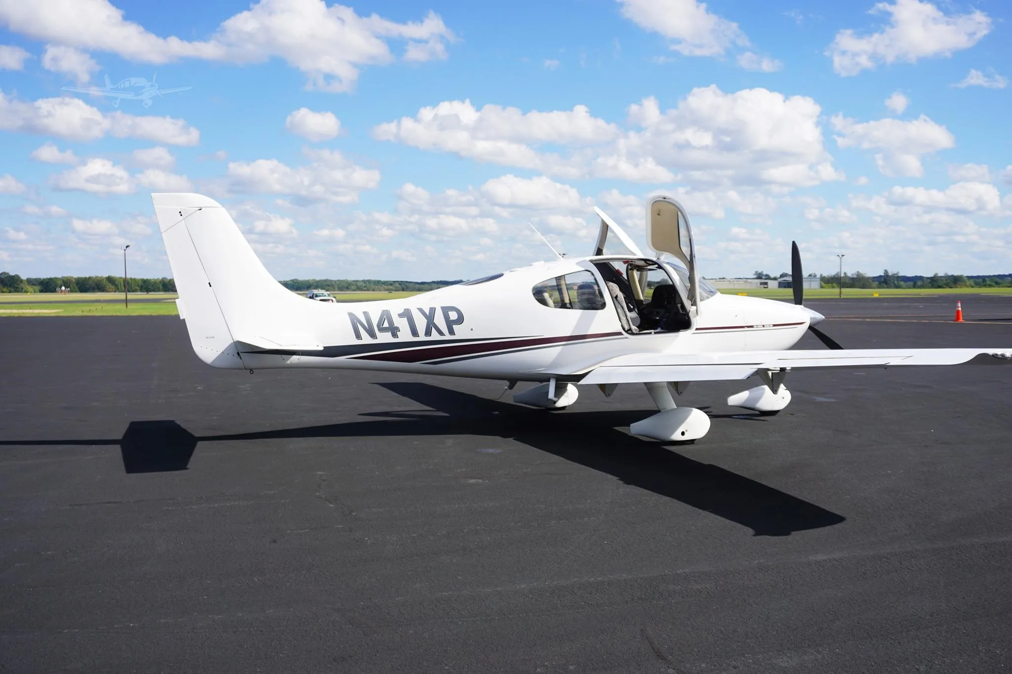 Exterior view of a 2002 CIRRUS SR22, N41XP.
