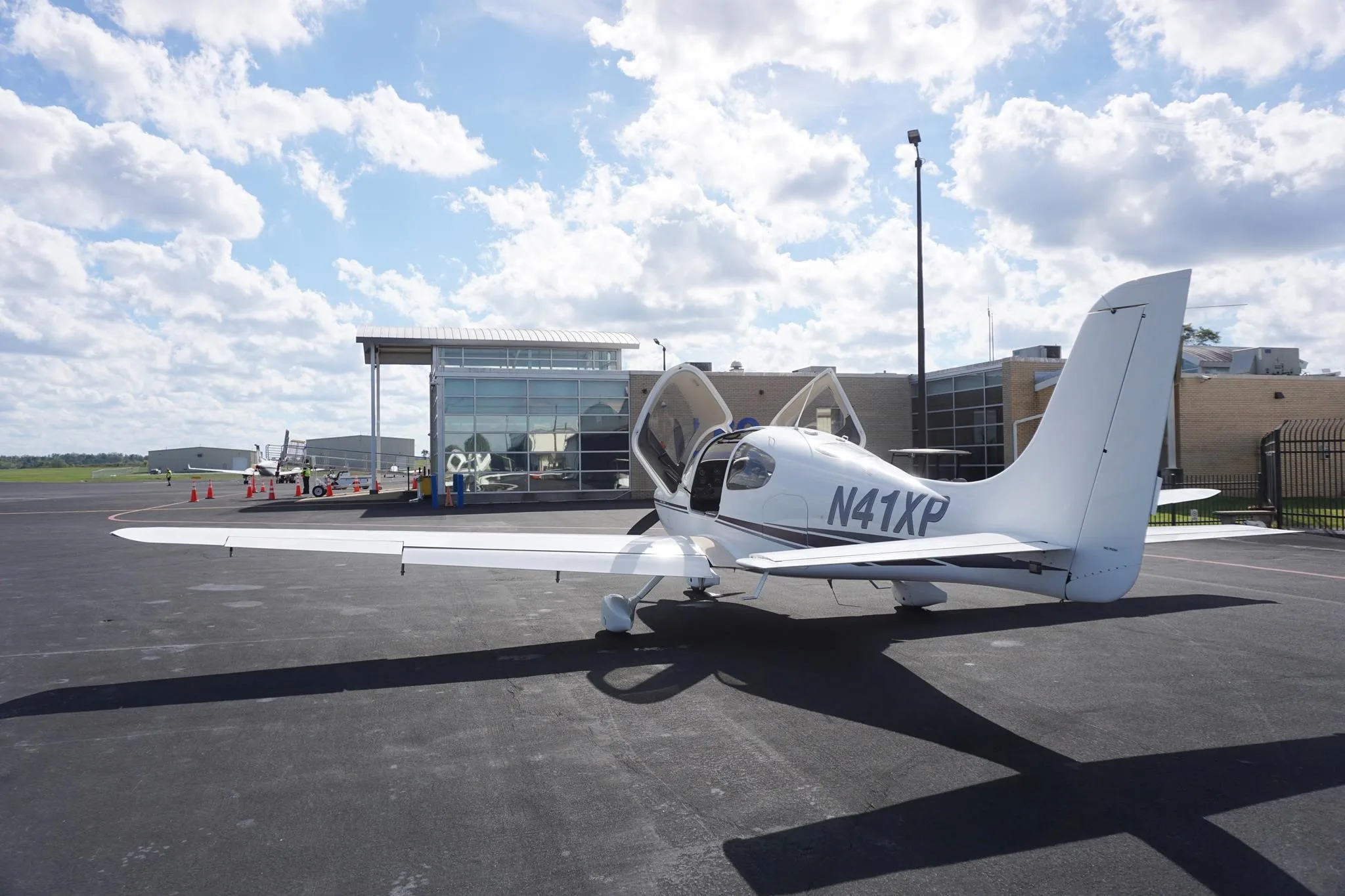 Exterior view of a 2002 CIRRUS SR22, N41XP.