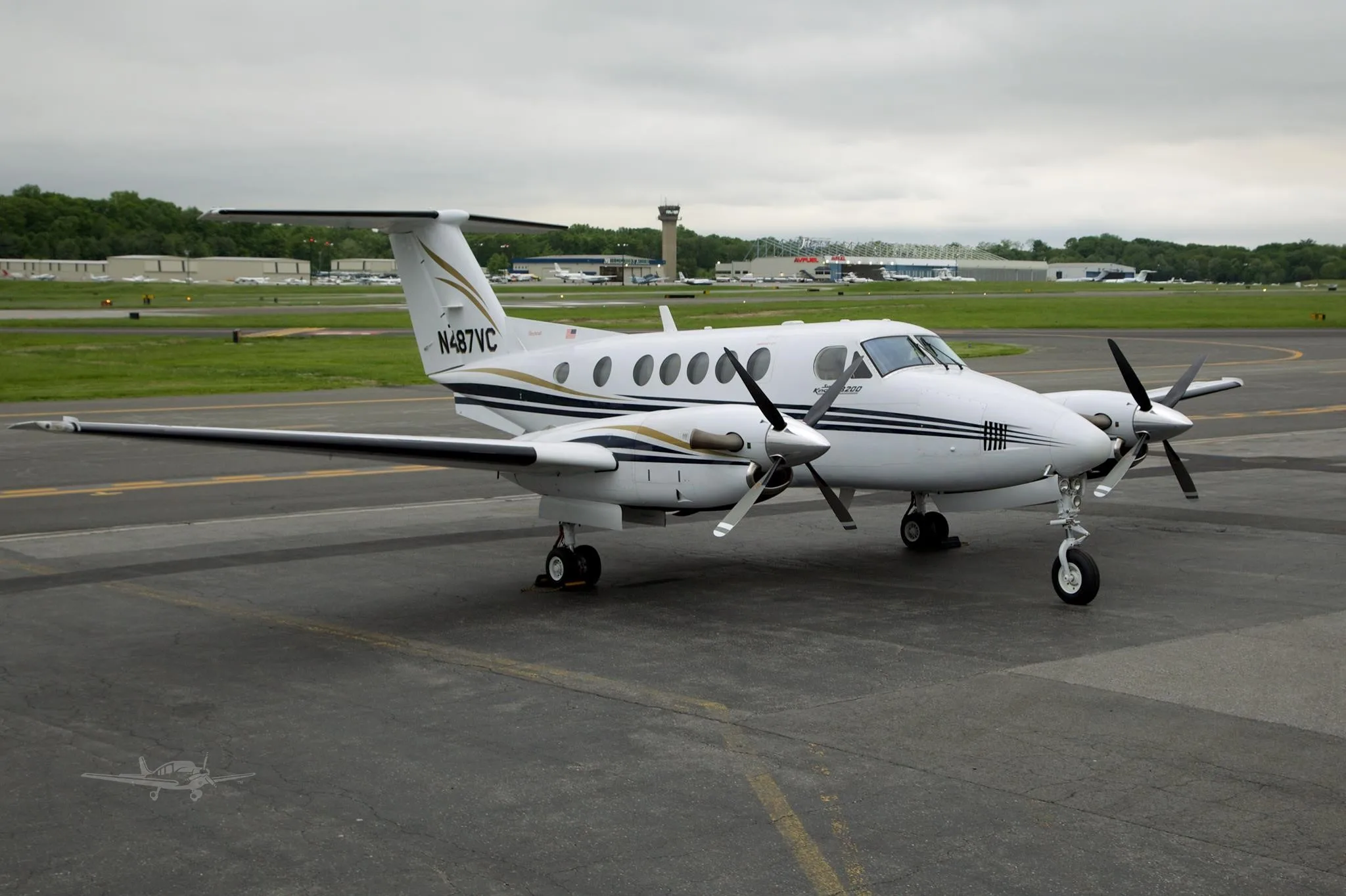 Exterior view of a 2001 BEECHCRAFT KING AIR B200, N487VC.