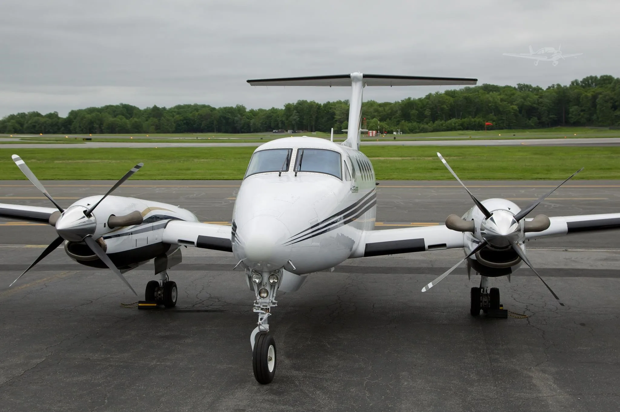 Exterior view of a 2001 BEECHCRAFT KING AIR B200, N487VC.