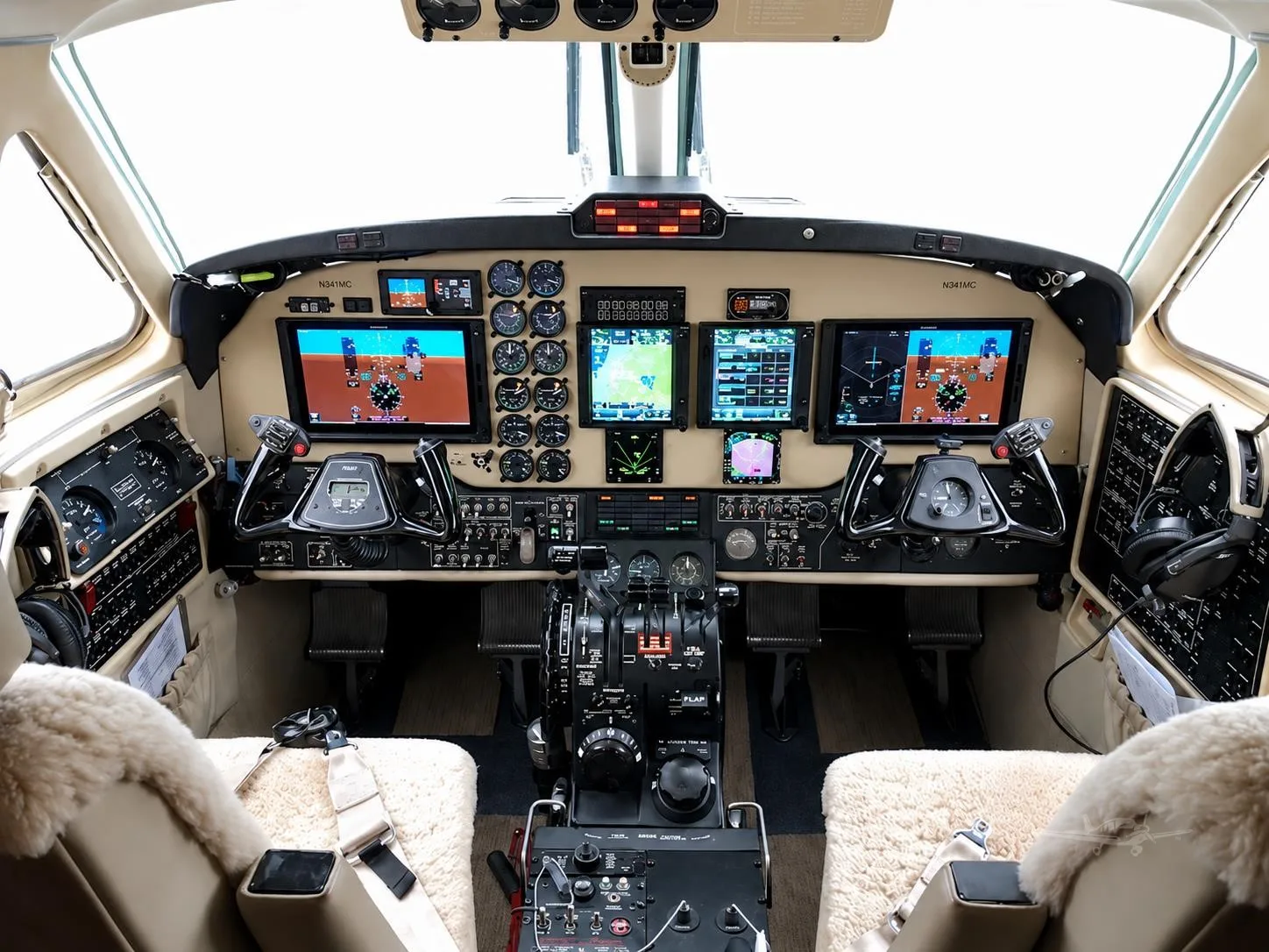 Cockpit and instrument panel of a 2001 BEECHCRAFT KING AIR B200.