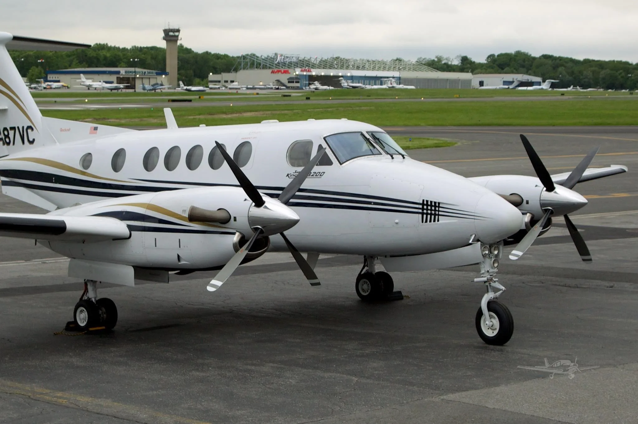 Exterior view of a 2001 BEECHCRAFT KING AIR B200, N487VC.