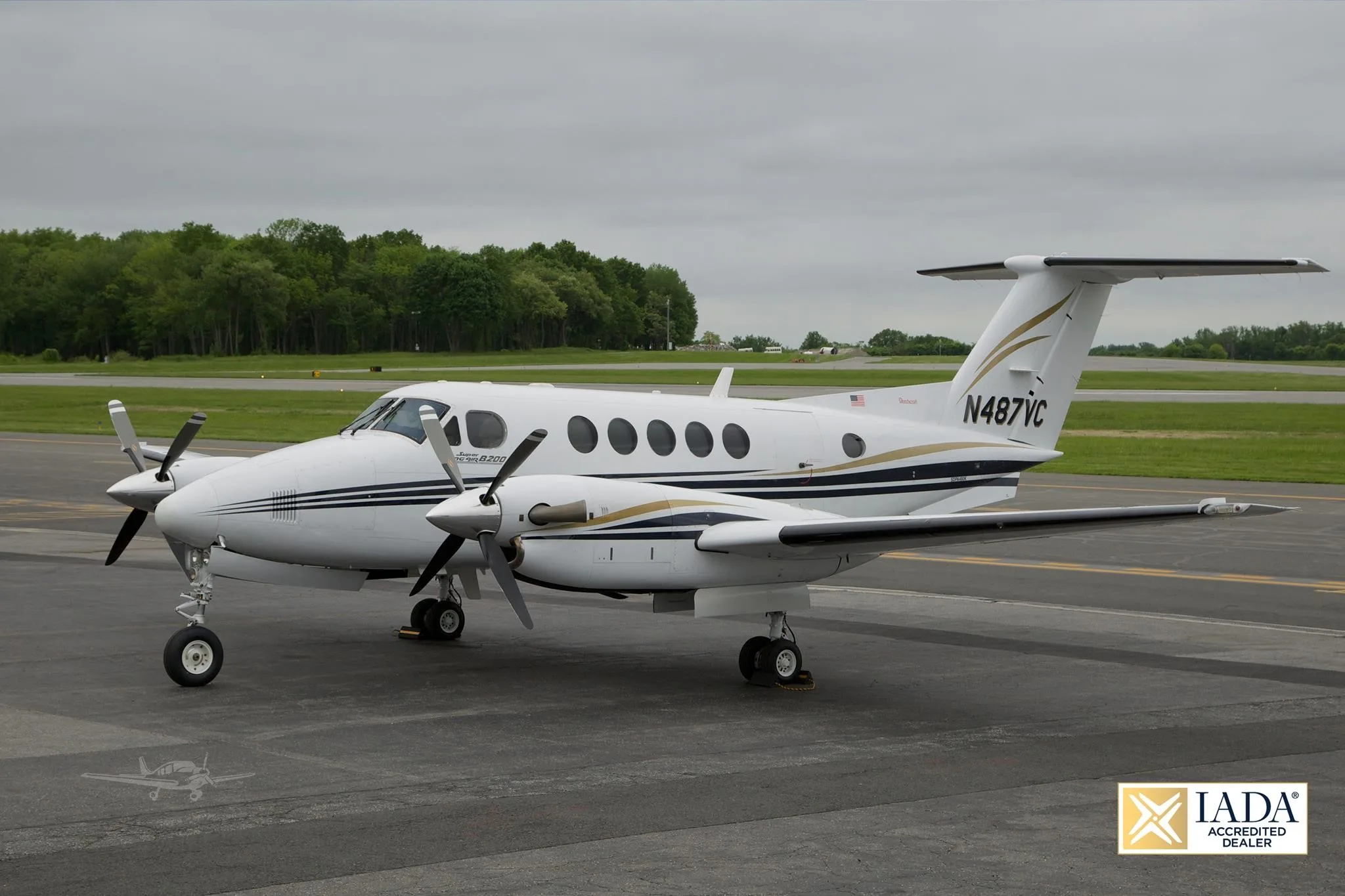 Exterior view of a 2001 BEECHCRAFT KING AIR B200, N487VC.