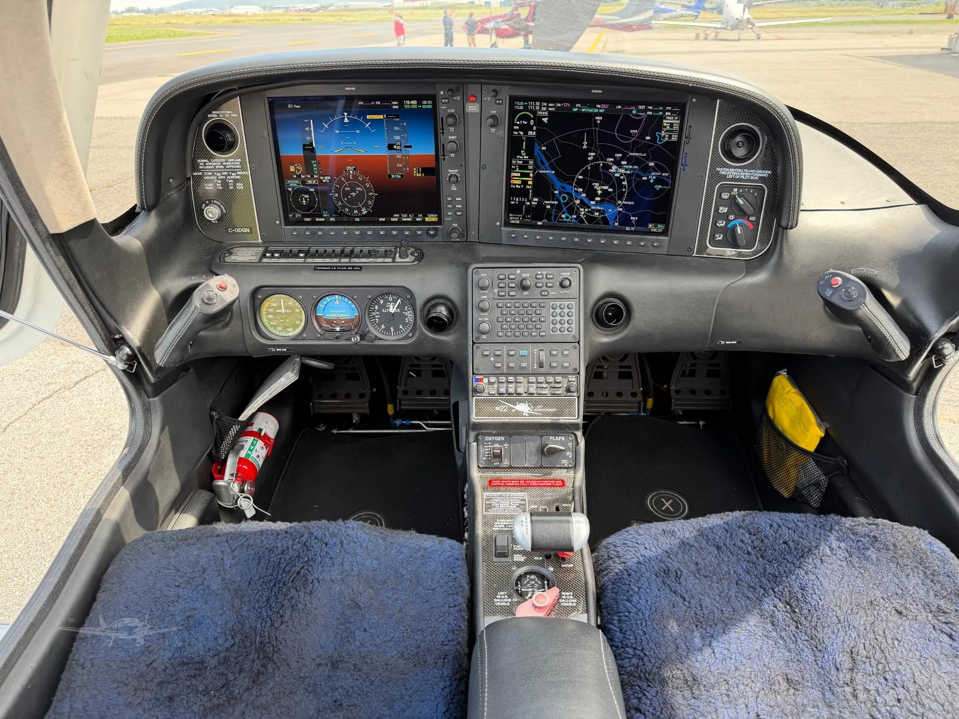 Cockpit and instrument panel of a 2011 CIRRUS SR22-G3 TURBO.
