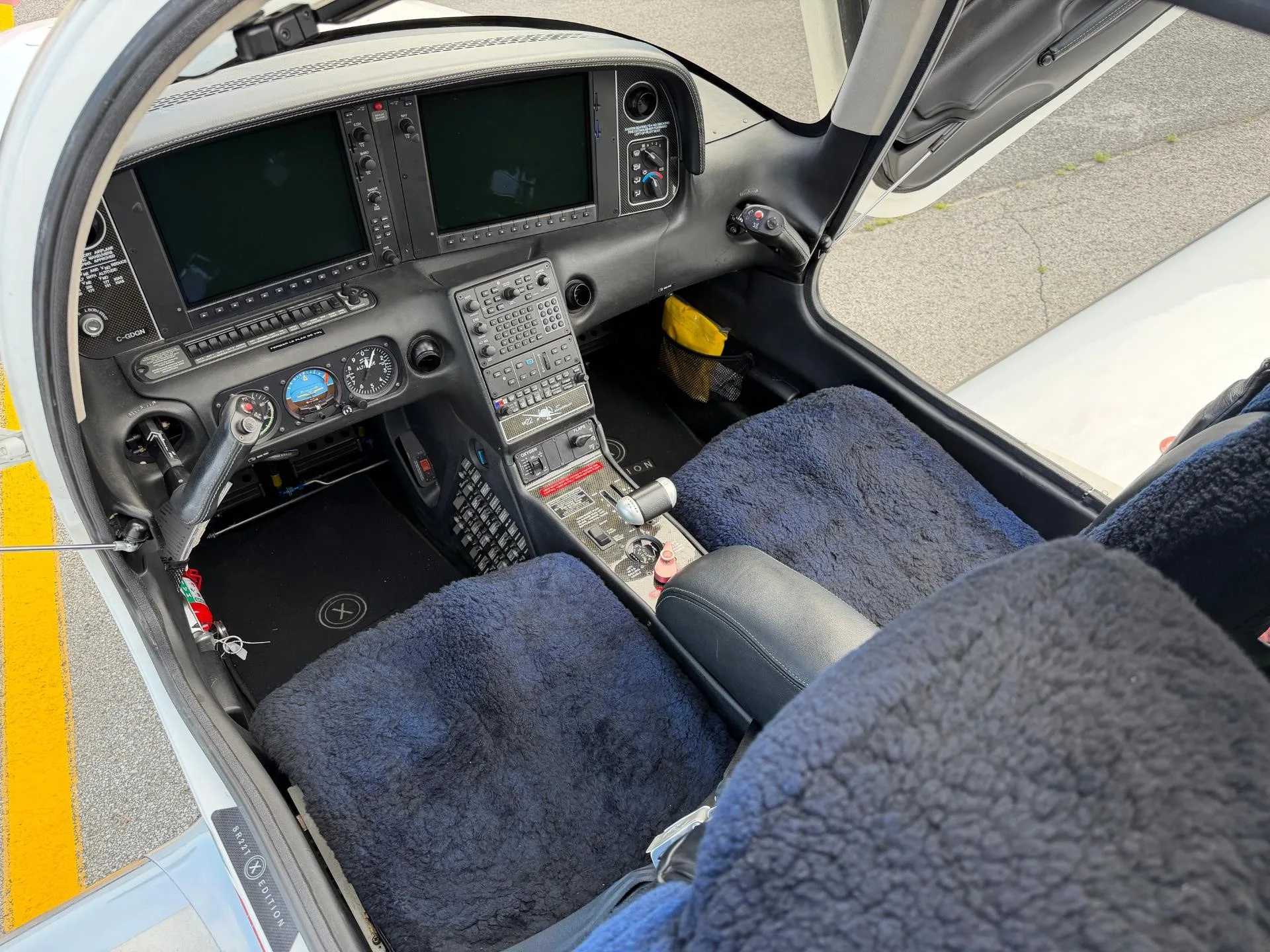 Cockpit and instrument panel of a 2011 CIRRUS SR22-G3 TURBO.