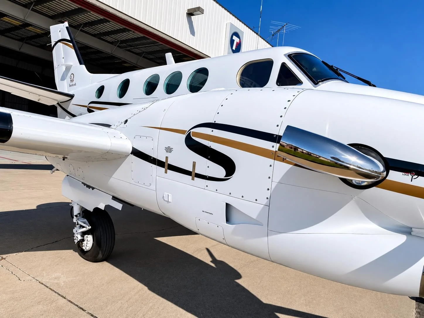 Exterior view of a 1987 BEECHCRAFT KING AIR C90A, N252RC.