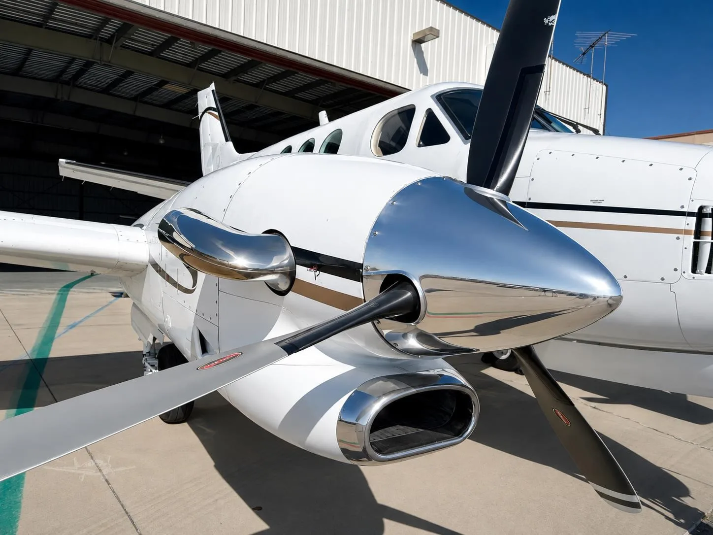 Exterior view of a 1987 BEECHCRAFT KING AIR C90A, N252RC.