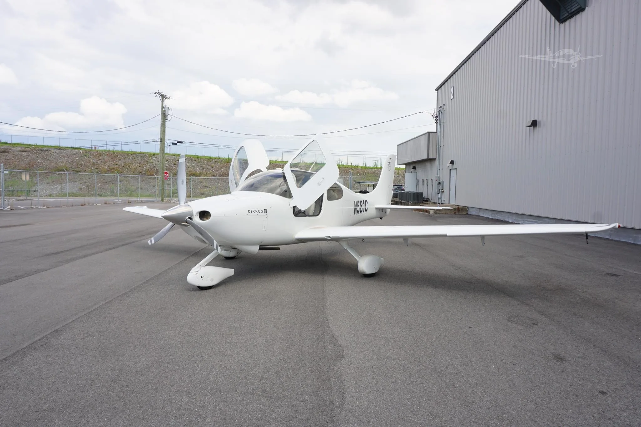 Exterior view of a 2003 CIRRUS SR20, N581C.