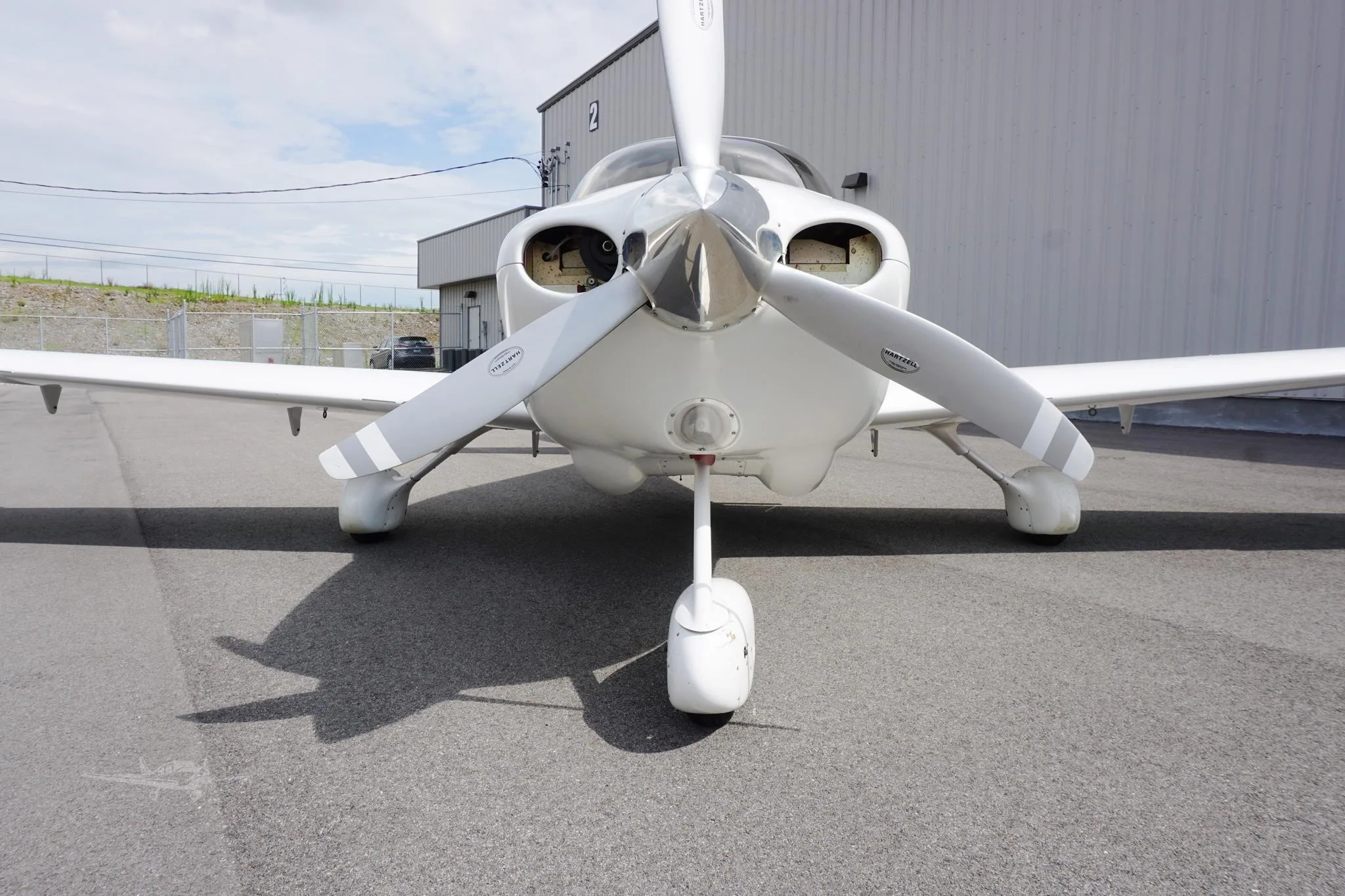 Exterior view of a 2003 CIRRUS SR20, N581C.