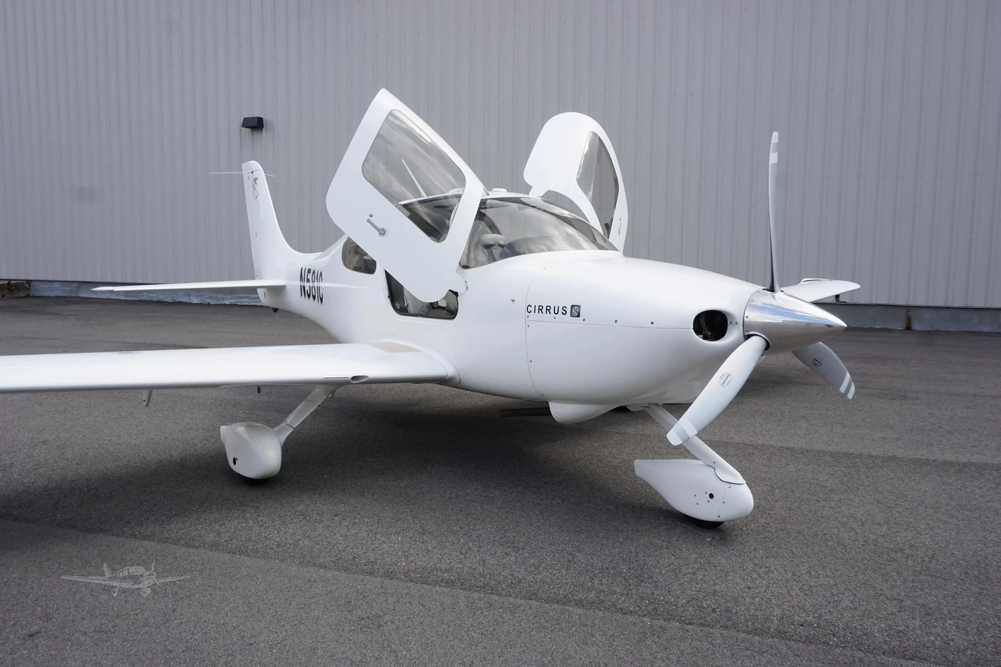 Exterior view of a 2003 CIRRUS SR20, N581C.