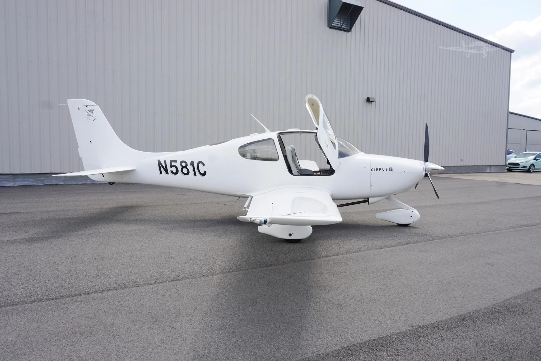 Exterior view of a 2003 CIRRUS SR20, N581C.