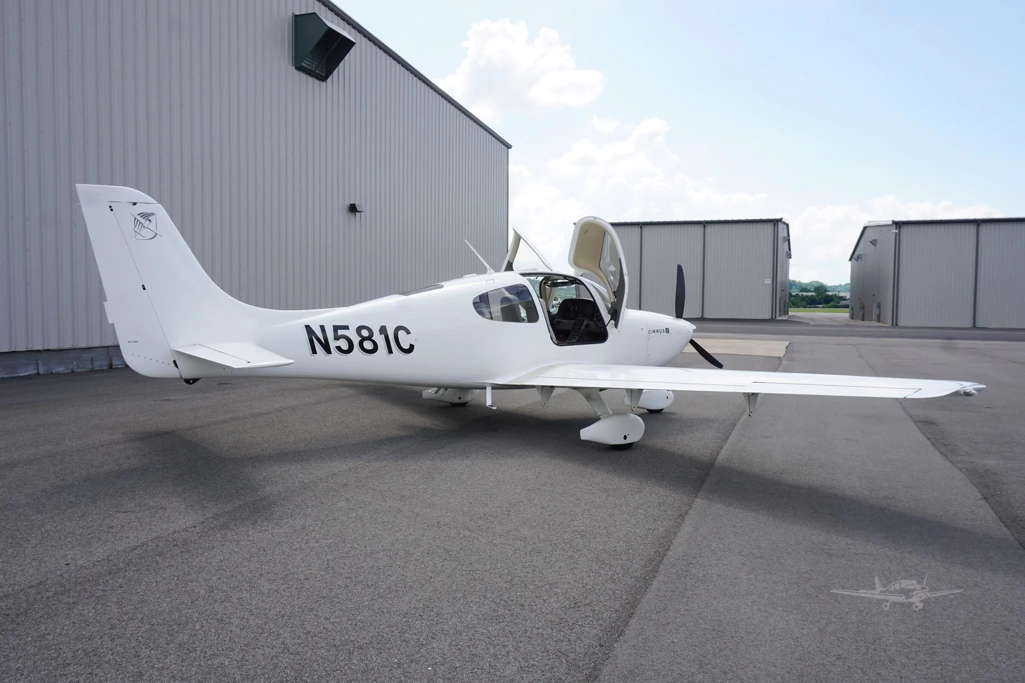 Exterior view of a 2003 CIRRUS SR20, N581C.