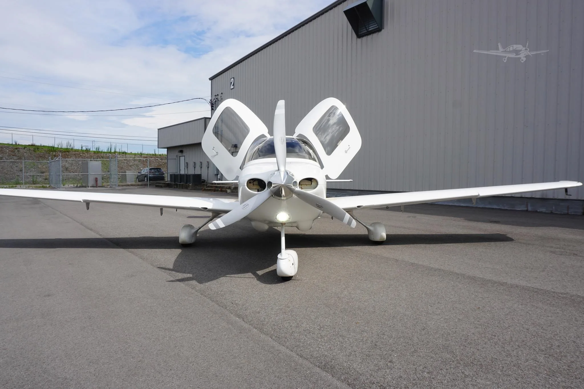 Exterior view of a 2003 CIRRUS SR20, N581C.