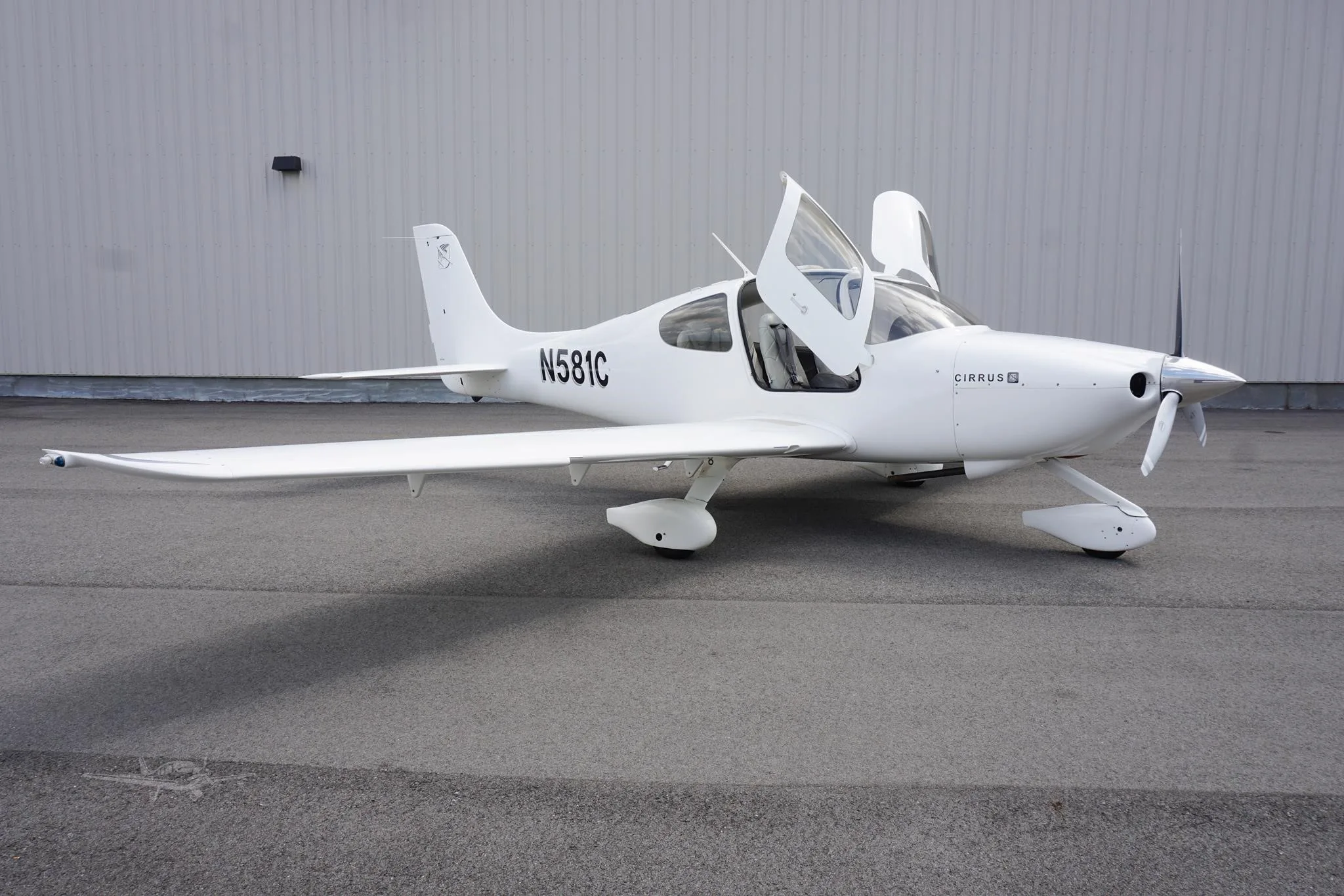 Exterior view of a 2003 CIRRUS SR20, N581C.
