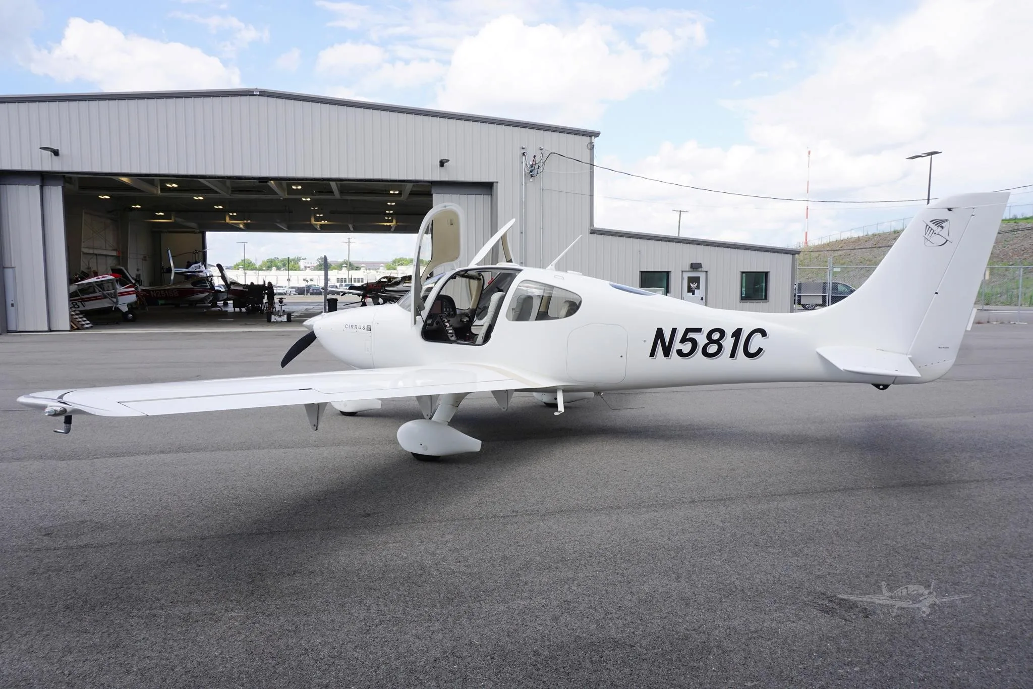 Exterior view of a 2003 CIRRUS SR20, N581C.