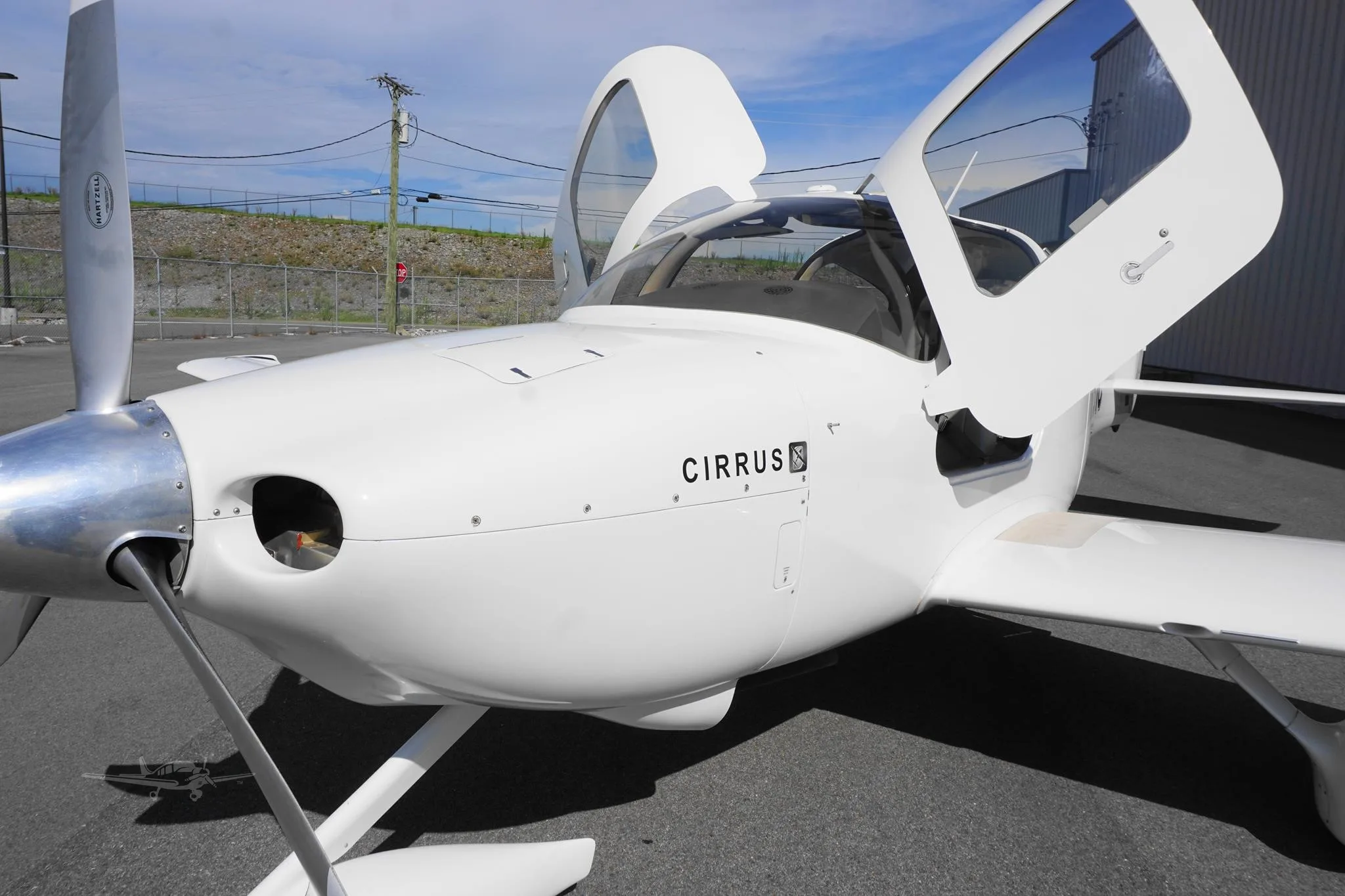 Exterior view of a 2003 CIRRUS SR20, N581C.