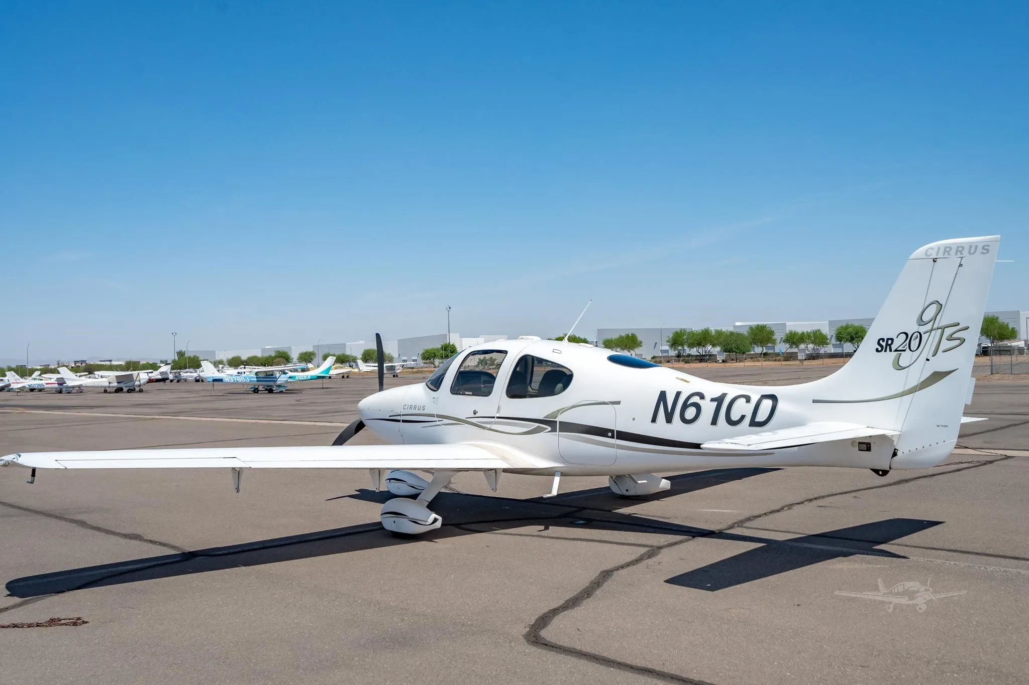 Exterior view of a 2006 CIRRUS SR20-G2, N61CD.