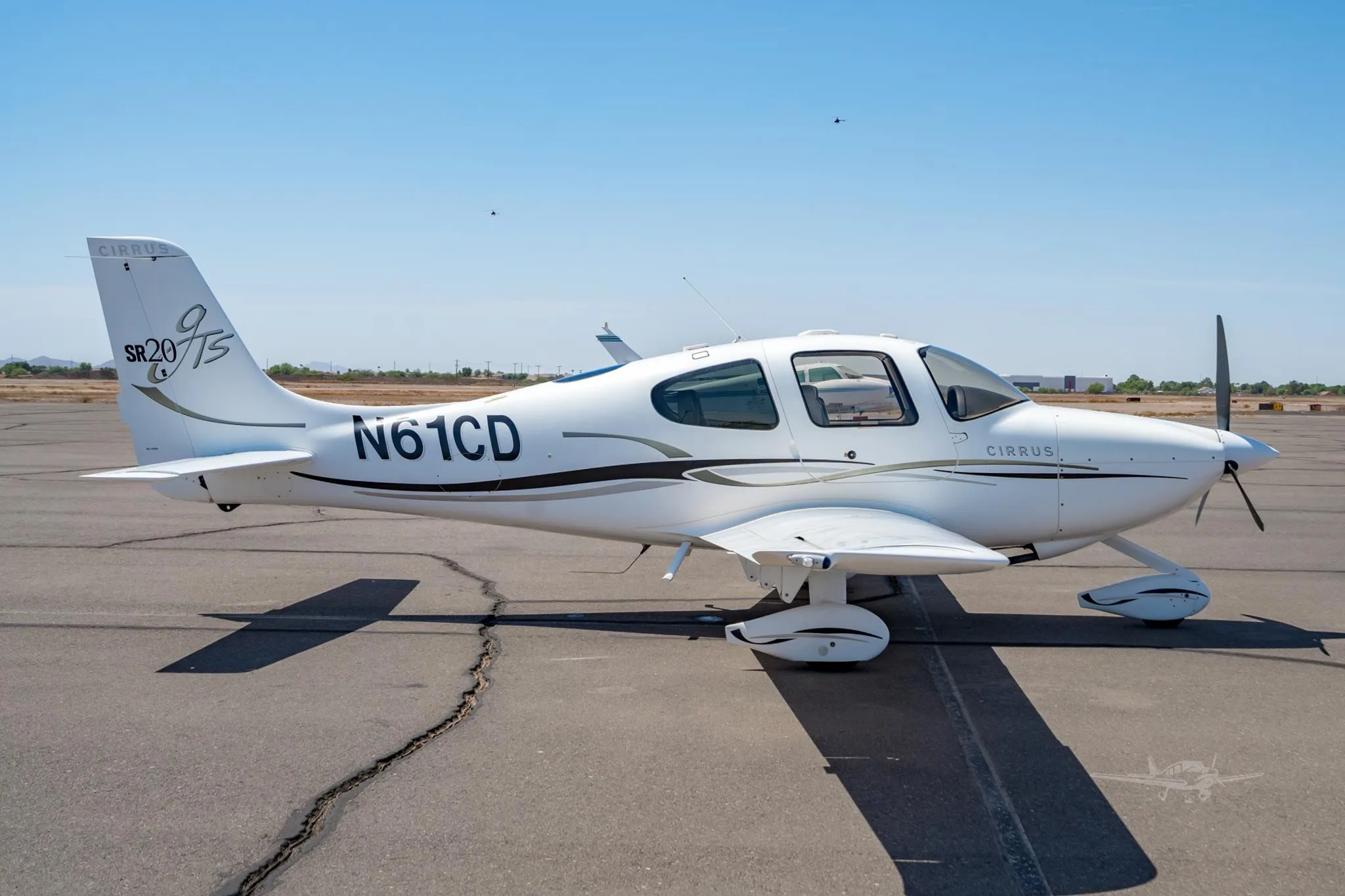 Exterior view of a 2006 CIRRUS SR20-G2, N61CD.