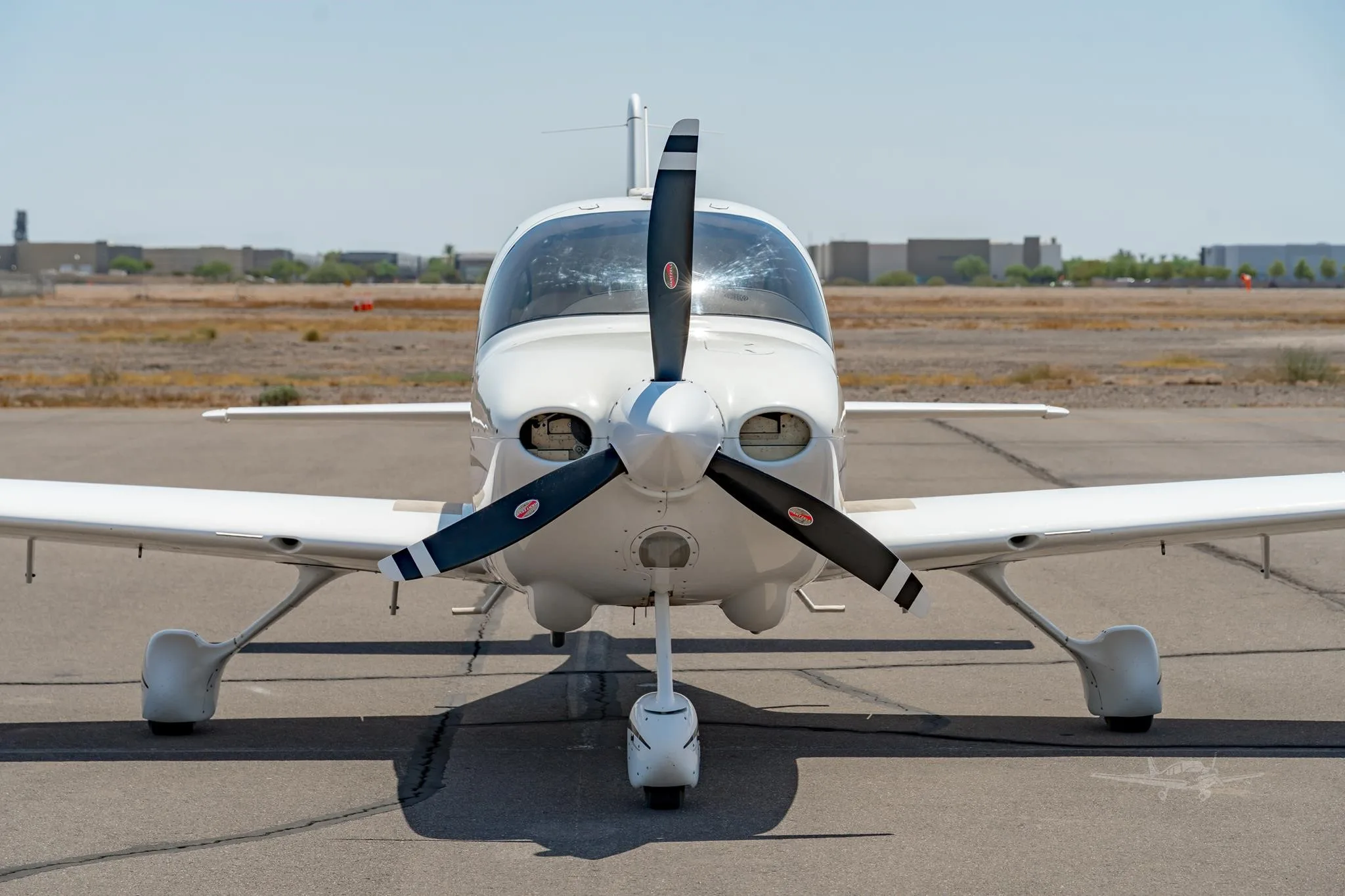 Exterior view of a 2006 CIRRUS SR20-G2, N61CD.