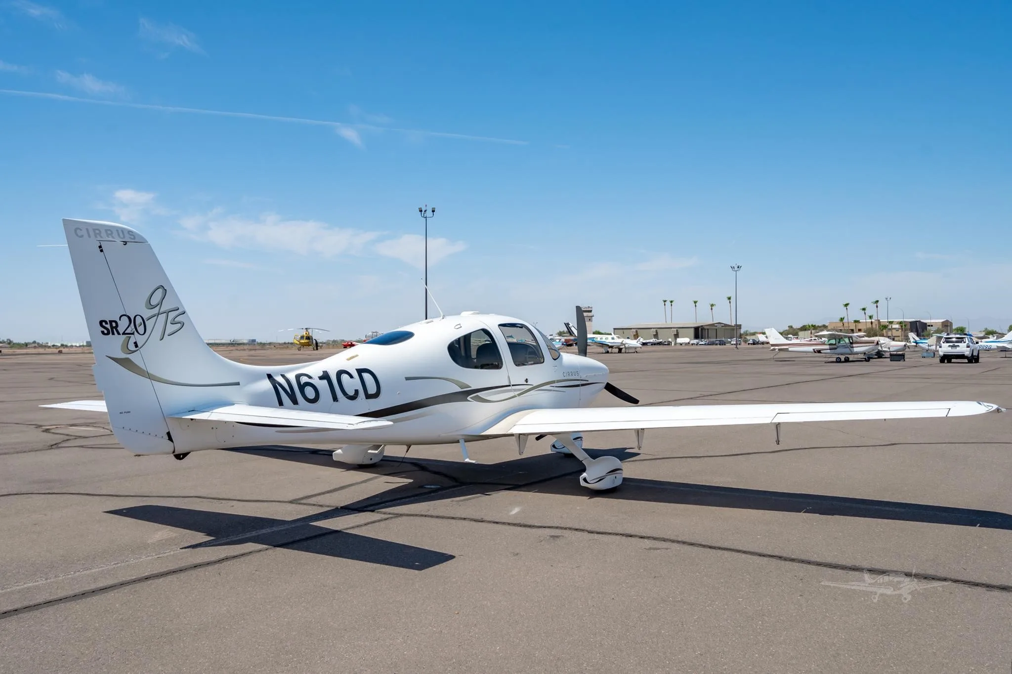Exterior view of a 2006 CIRRUS SR20-G2, N61CD.