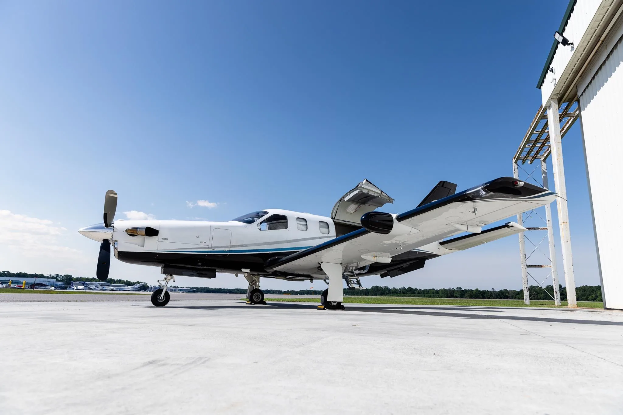Exterior view of a 2001 DAHER TBM 700B.