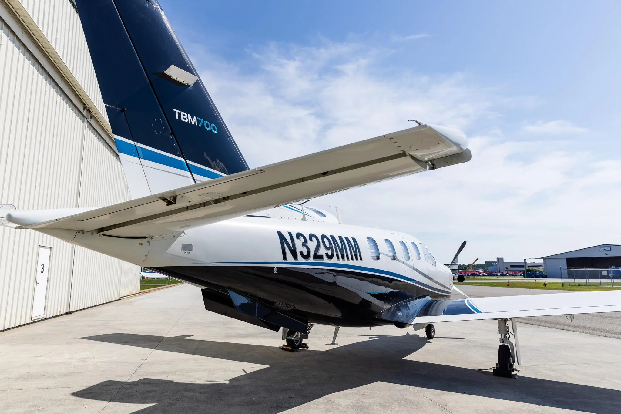 Exterior view of a 2001 DAHER TBM 700B.