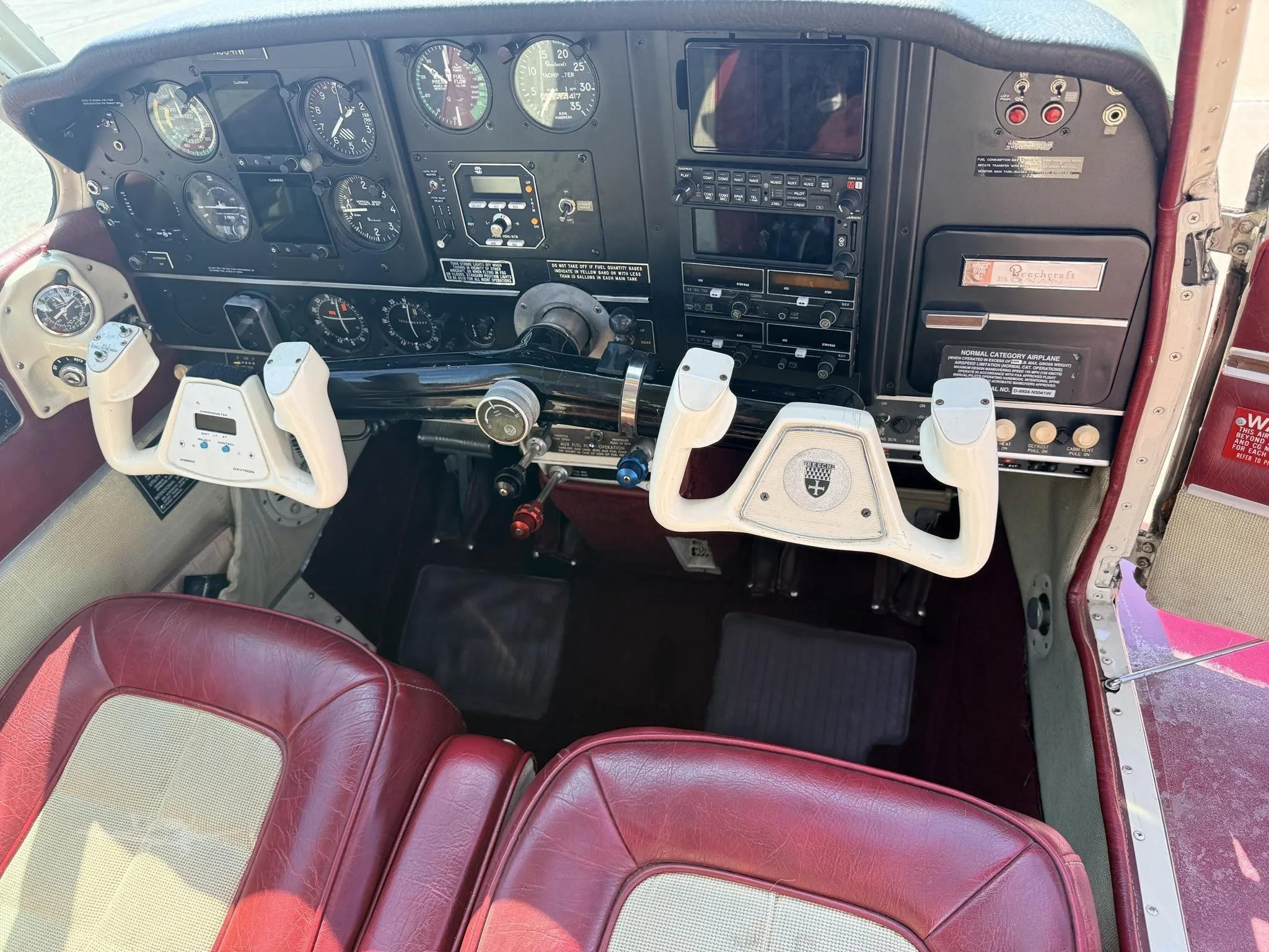 Cockpit and instrument panel of a 1968 BEECHCRAFT V35A BONANZA.