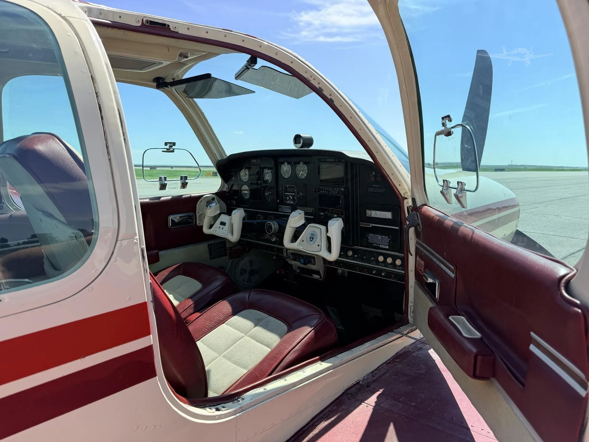 Cockpit and instrument panel of a 1968 BEECHCRAFT V35A BONANZA.