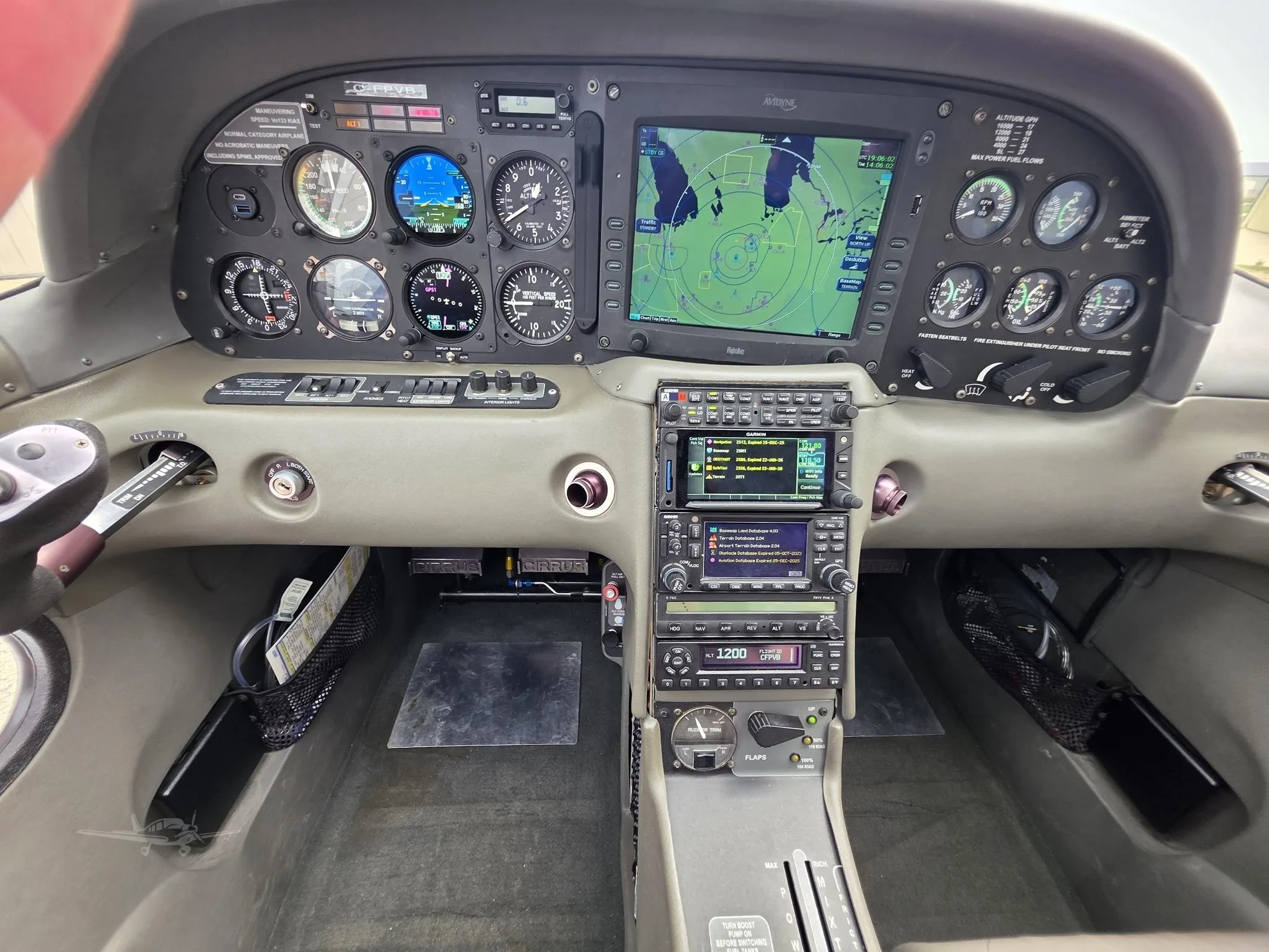 Cockpit and instrument panel of a 2002 CIRRUS SR22.