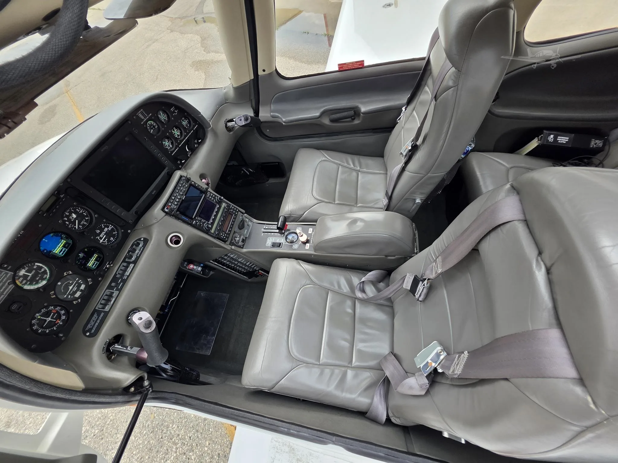 Cockpit and instrument panel of a 2002 CIRRUS SR22.