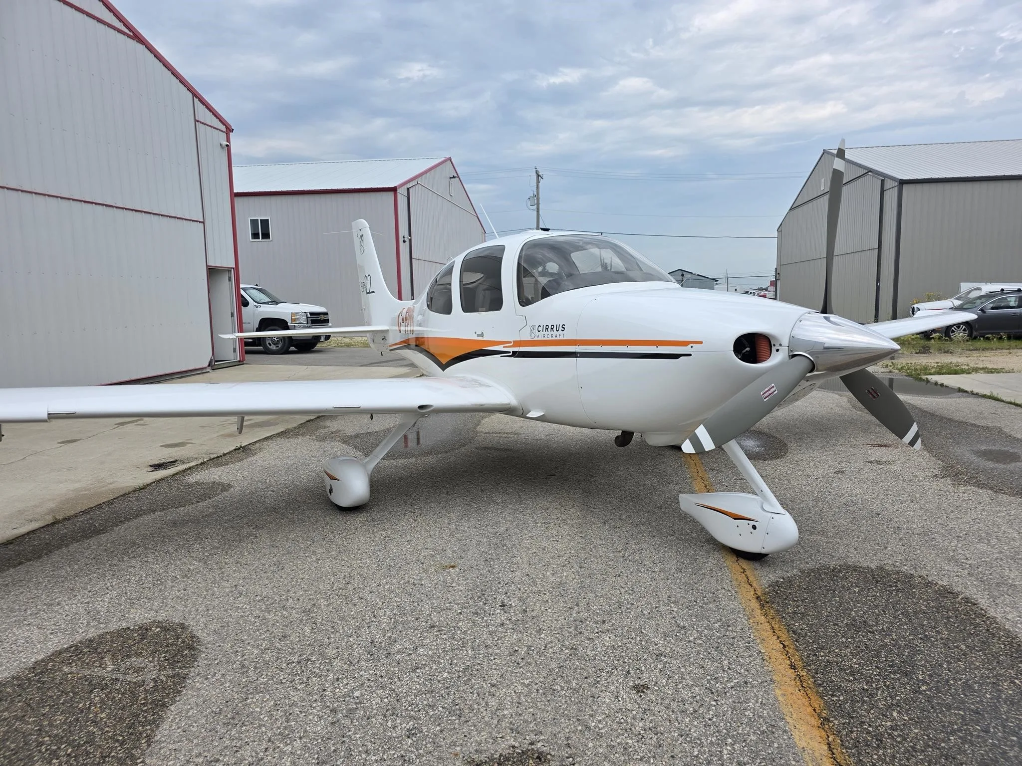 Exterior view of a 2002 CIRRUS SR22, C=-FPVB.
