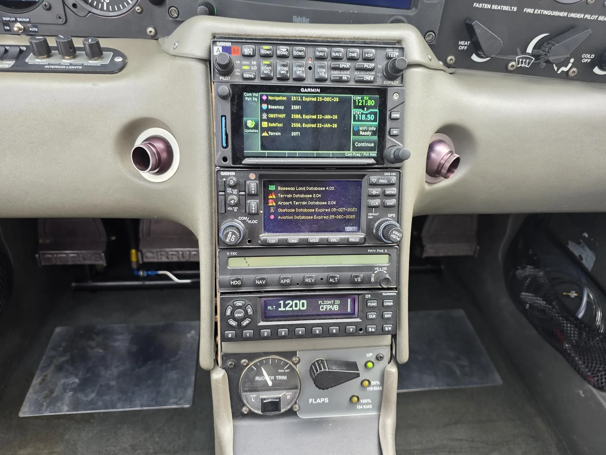 Avionics suite of a 2002 CIRRUS SR22.