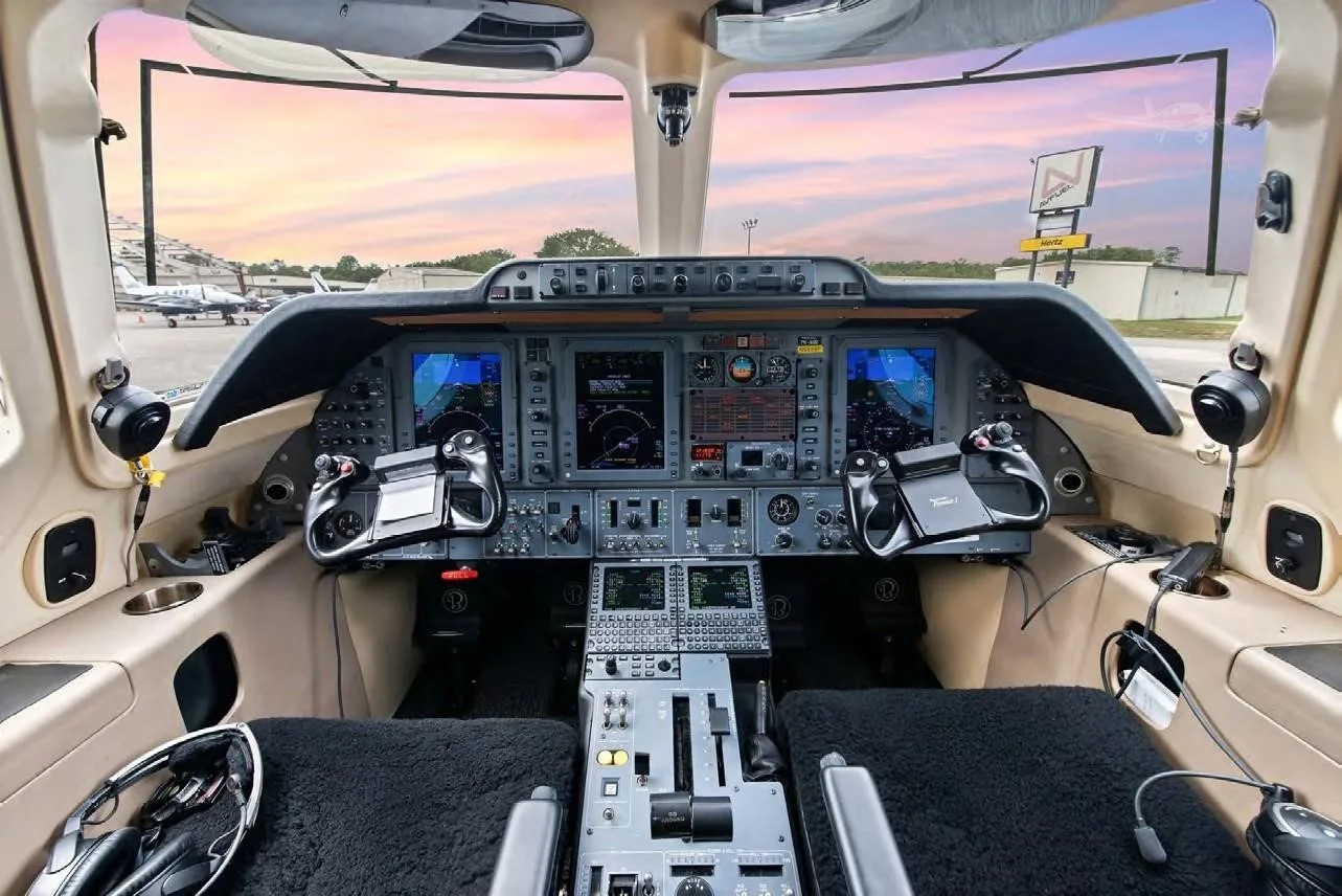Cockpit and instrument panel of a 2006 BEECHCRAFT PREMIER IA.
