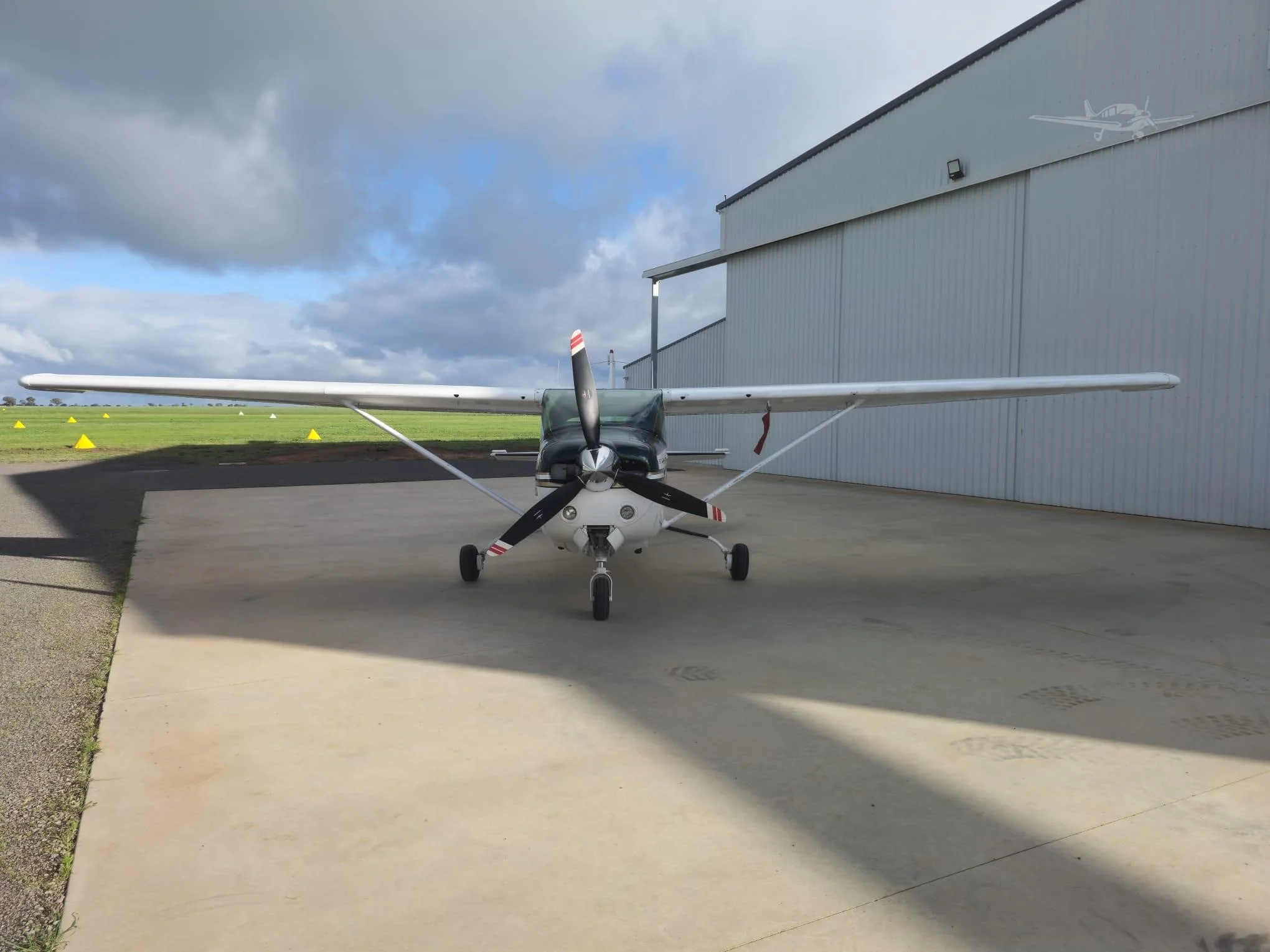 Exterior view of a 1978 CESSNA R182RG SKYLANE, VH-KNZ.