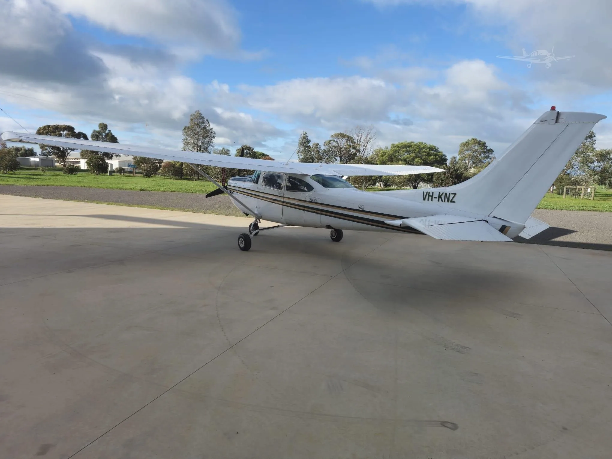 Exterior view of a 1978 CESSNA R182RG SKYLANE, VH-KNZ.