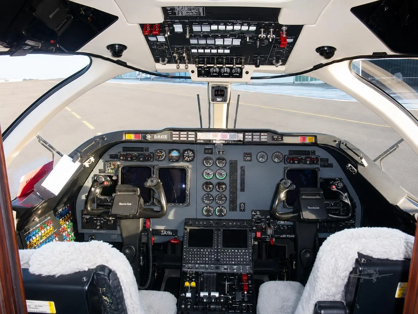 Cockpit and instrument panel of a 2007 HAWKER 400XP.