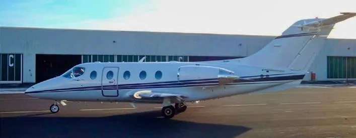 Exterior view of a 2007 HAWKER 400XP.