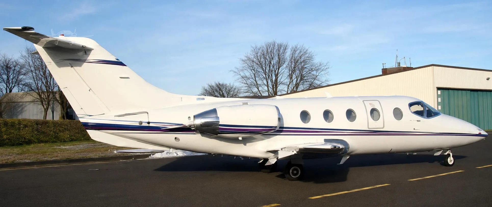 Exterior view of a 2007 HAWKER 400XP.