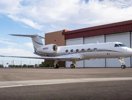 Exterior view of a 2007 GULFSTREAM G450, N450LV.
