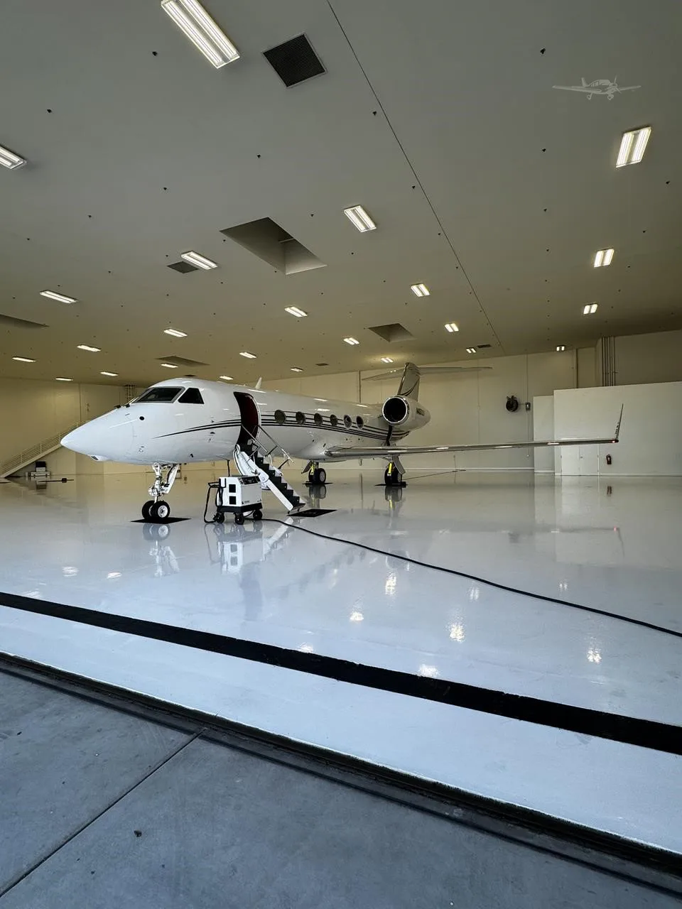 Exterior view of a 2007 GULFSTREAM G450, N450LV.