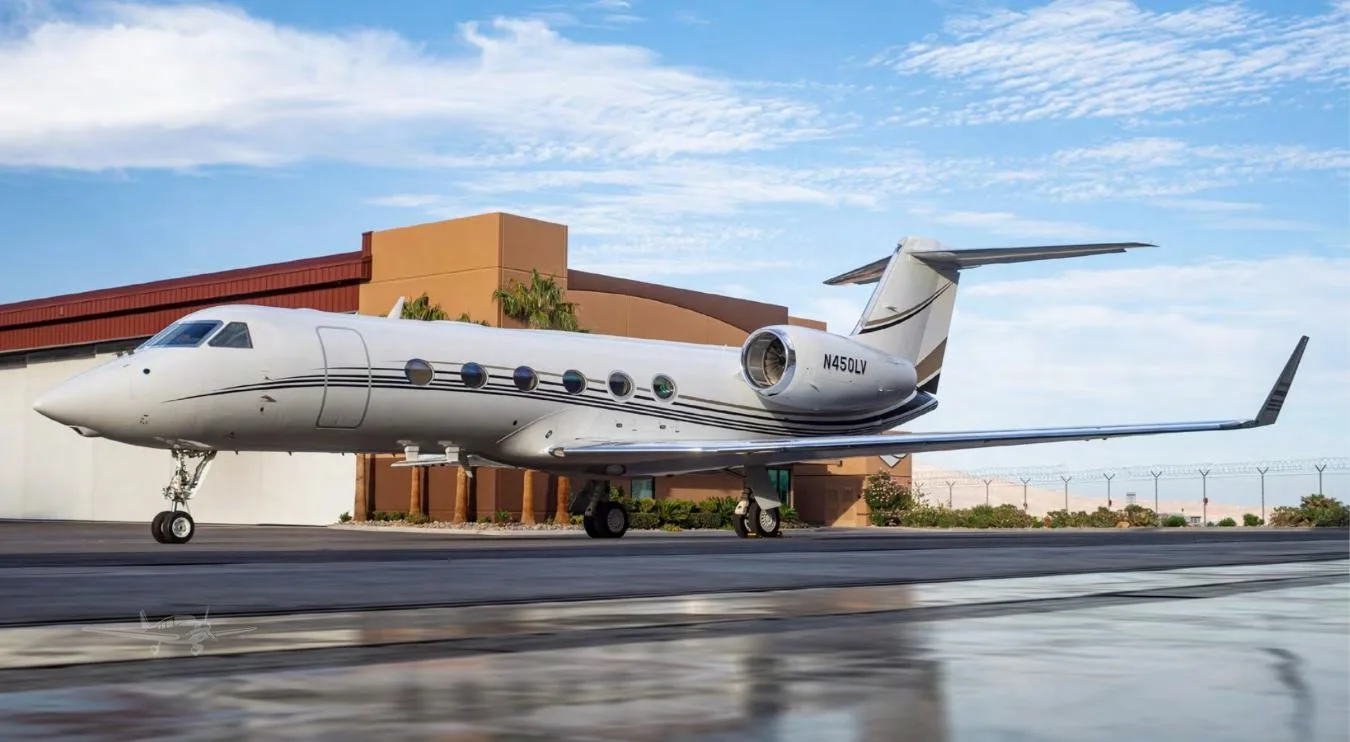 Exterior view of a 2007 GULFSTREAM G450, N450LV.