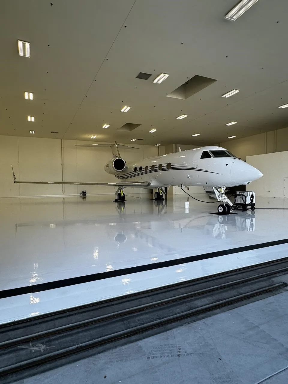 Exterior view of a 2007 GULFSTREAM G450, N450LV.