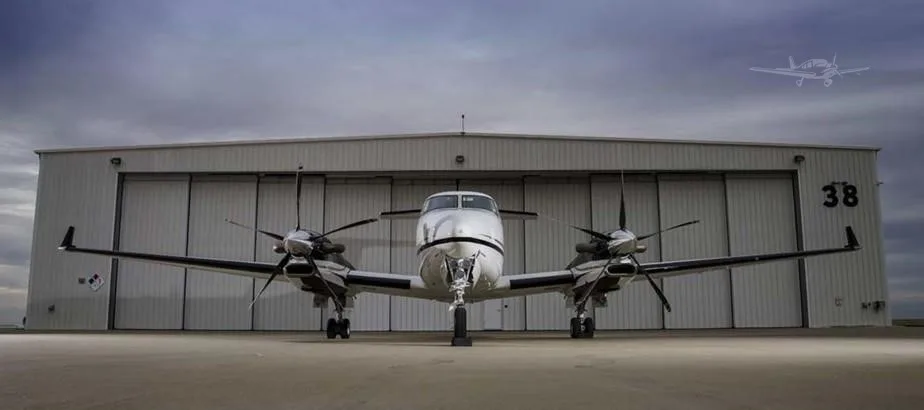 Exterior view of a 2011 BEECHCRAFT KING AIR 350I, N784AP.