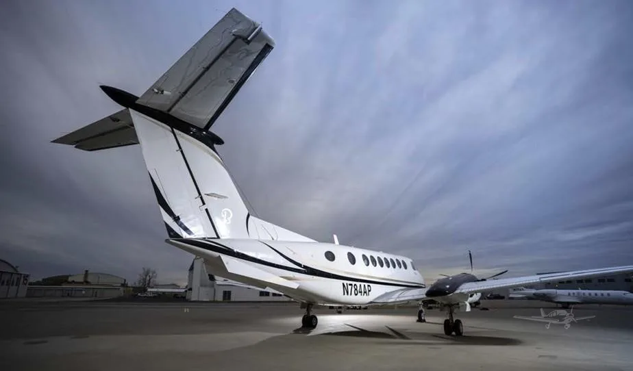 Exterior view of a 2011 BEECHCRAFT KING AIR 350I, N784AP.