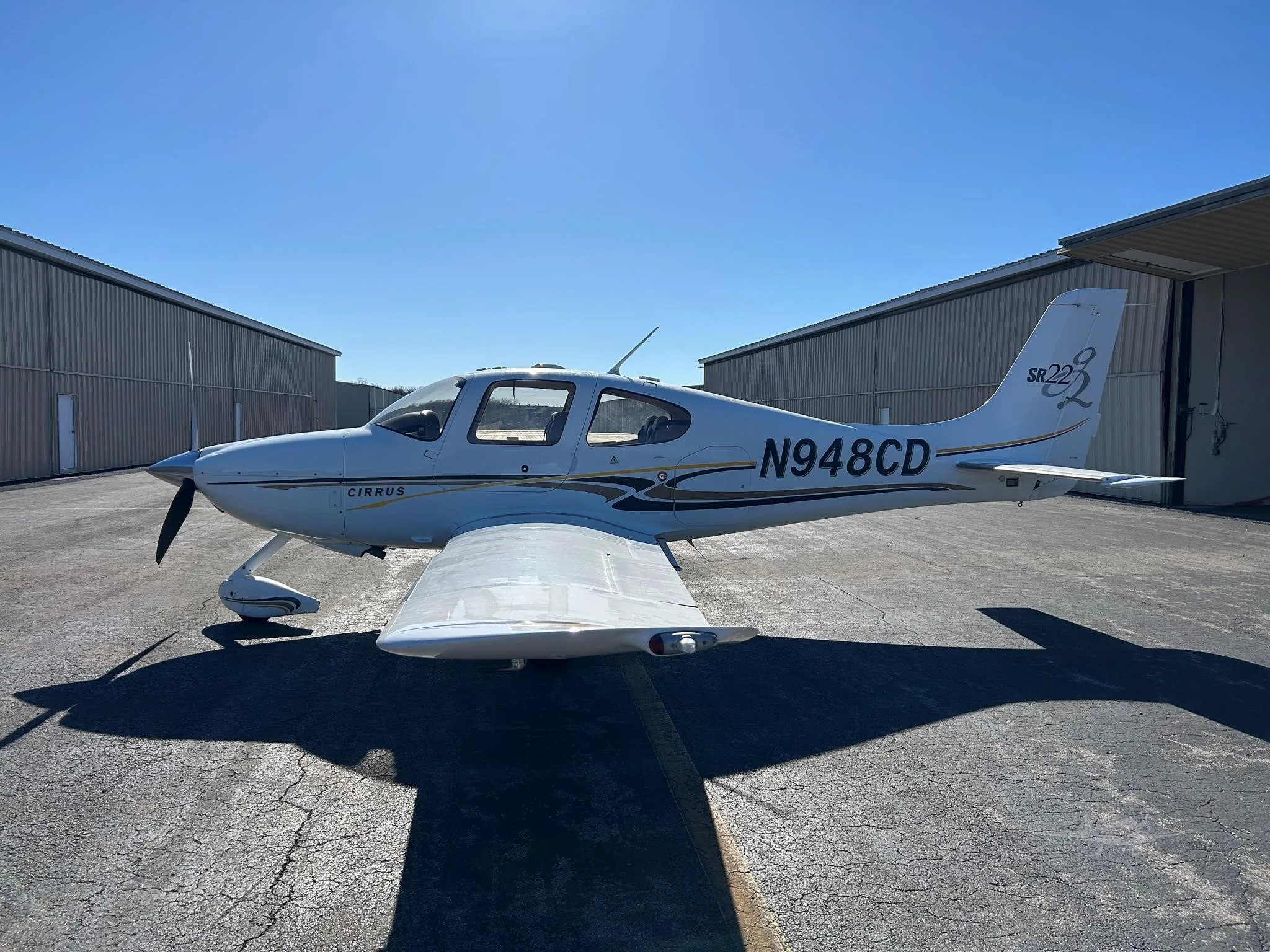 Exterior view of a 2004 CIRRUS SR22-G2, N948CD.